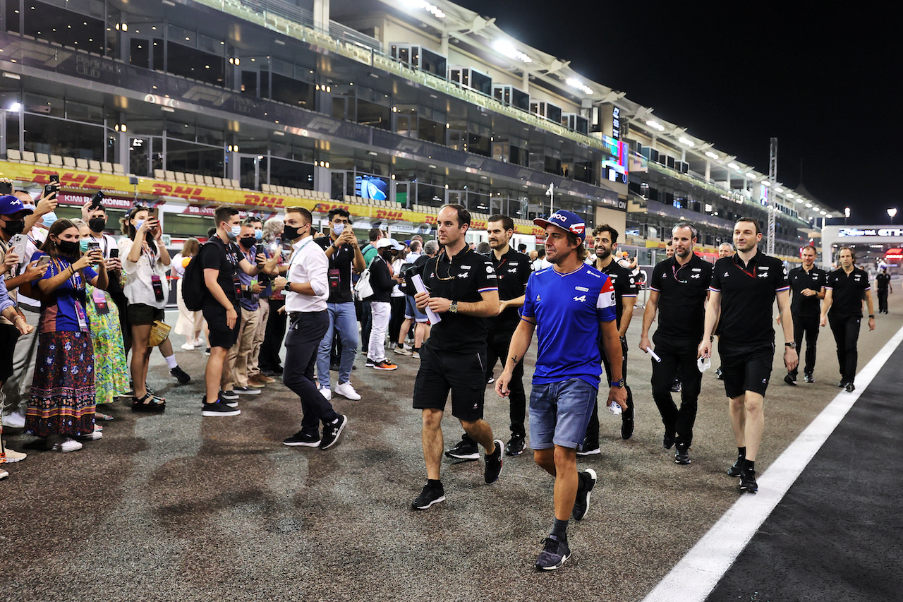 GP ABU DHABI, Fernando Alonso (ESP) Alpine F1 Team walks the circuit with the team.
09.12.2021. Formula 1 World Championship, Rd 22, Abu Dhabi Grand Prix, Yas Marina Circuit, Abu Dhabi, Preparation Day.
- www.xpbimages.com, EMail: requests@xpbimages.com © Copyright: Moy / XPB Images