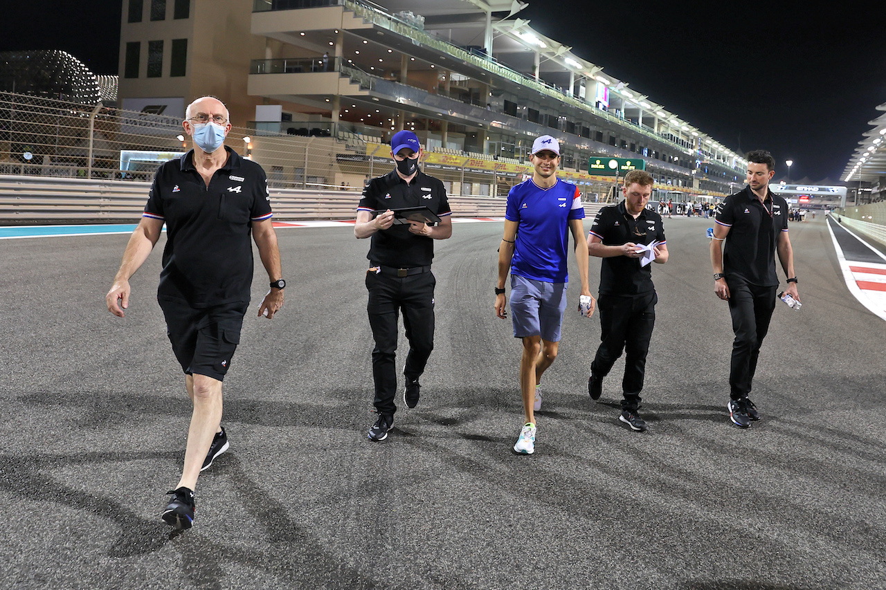 GP ABU DHABI, Esteban Ocon (FRA) Alpine F1 Team walks the circuit with the team.
09.12.2021. Formula 1 World Championship, Rd 22, Abu Dhabi Grand Prix, Yas Marina Circuit, Abu Dhabi, Preparation Day.
- www.xpbimages.com, EMail: requests@xpbimages.com © Copyright: Moy / XPB Images