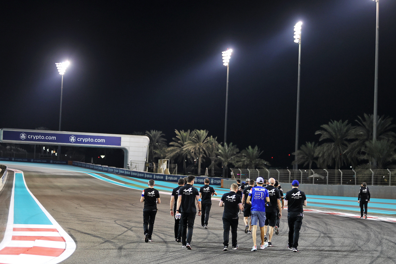 GP ABU DHABI, Esteban Ocon (FRA) Alpine F1 Team walks the circuit with the team.
09.12.2021. Formula 1 World Championship, Rd 22, Abu Dhabi Grand Prix, Yas Marina Circuit, Abu Dhabi, Preparation Day.
- www.xpbimages.com, EMail: requests@xpbimages.com © Copyright: Moy / XPB Images