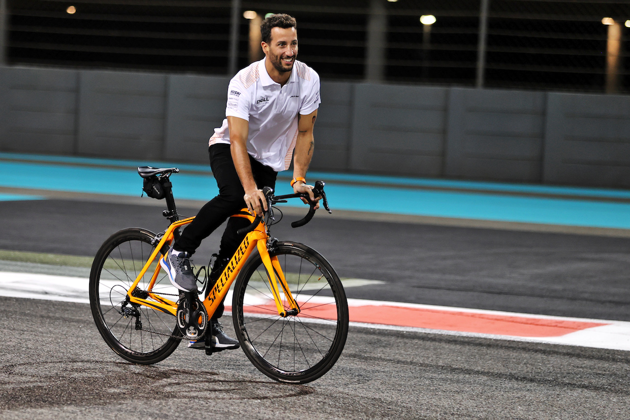 GP ABU DHABI, Daniel Ricciardo (AUS) McLaren rides the circuit.
09.12.2021. Formula 1 World Championship, Rd 22, Abu Dhabi Grand Prix, Yas Marina Circuit, Abu Dhabi, Preparation Day.
- www.xpbimages.com, EMail: requests@xpbimages.com © Copyright: Moy / XPB Images