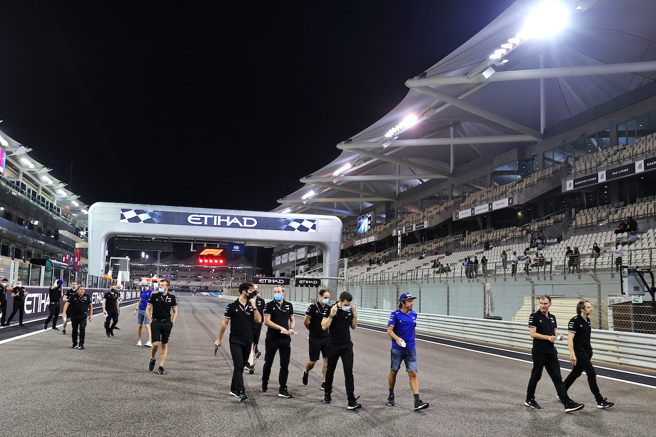 GP ABU DHABI, Fernando Alonso (ESP) Alpine F1 Team walks the circuit with the team.
09.12.2021. Formula 1 World Championship, Rd 22, Abu Dhabi Grand Prix, Yas Marina Circuit, Abu Dhabi, Preparation Day.
- www.xpbimages.com, EMail: requests@xpbimages.com © Copyright: Moy / XPB Images