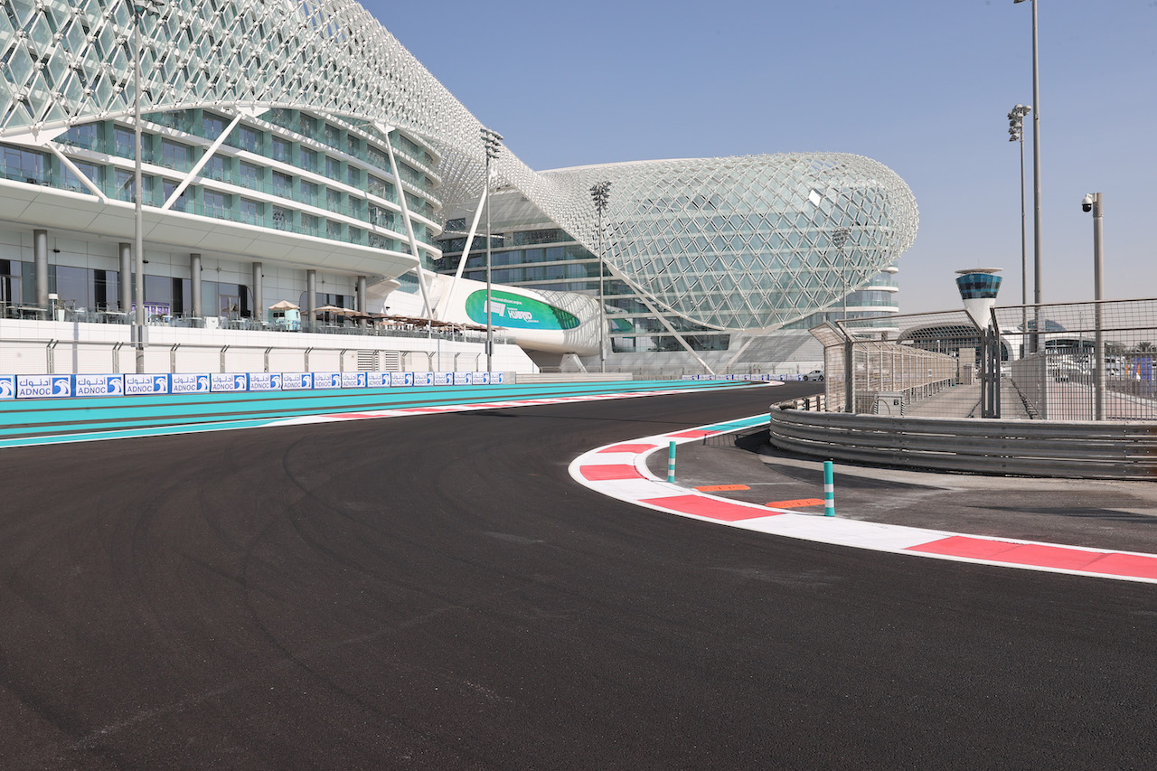 GP ABU DHABI, Turn 12 circuit changes.
08.12.2021. Formula 1 World Championship, Rd 22, Abu Dhabi Grand Prix, Yas Marina Circuit, Abu Dhabi, Preparation Day.
- www.xpbimages.com, EMail: requests@xpbimages.com © Copyright: Batchelor / XPB Images