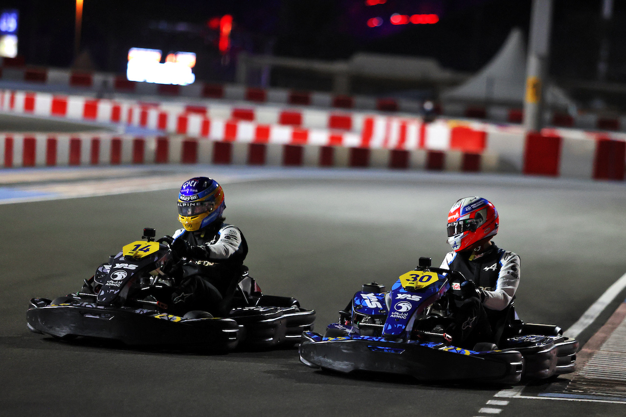 GP ABU DHABI, Fernando Alonso (ESP) Alpine F1 Team e Esteban Ocon (FRA) Alpine F1 Team - Alpine F1 Team Media Karting Event.
09.12.2021. Formula 1 World Championship, Rd 22, Abu Dhabi Grand Prix, Yas Marina Circuit, Abu Dhabi, Preparation Day.
- www.xpbimages.com, EMail: requests@xpbimages.com © Copyright: Moy / XPB Images
