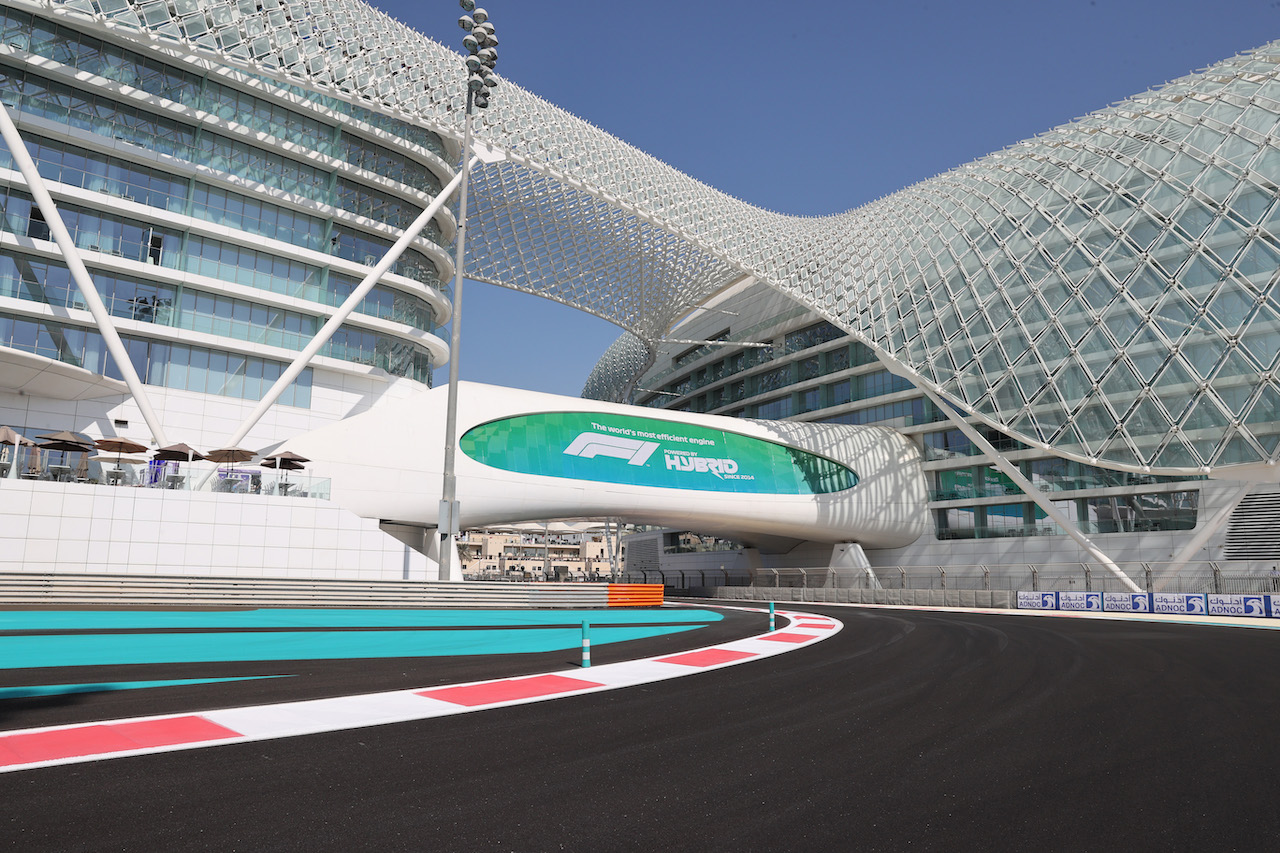 GP ABU DHABI, Turn 13 circuit changes.
08.12.2021. Formula 1 World Championship, Rd 22, Abu Dhabi Grand Prix, Yas Marina Circuit, Abu Dhabi, Preparation Day.
- www.xpbimages.com, EMail: requests@xpbimages.com © Copyright: Batchelor / XPB Images
