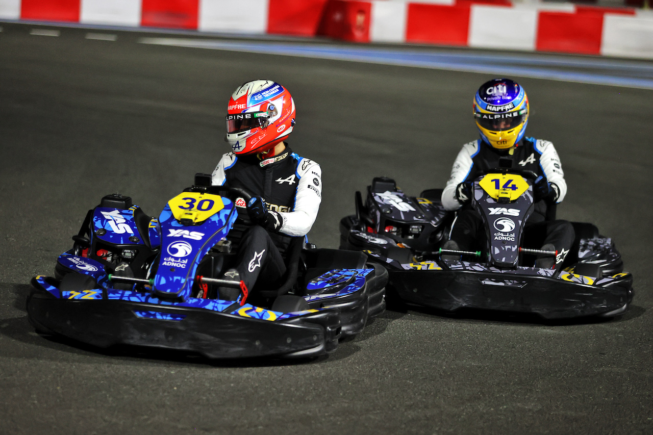 GP ABU DHABI, Esteban Ocon (FRA) Alpine F1 Team e Fernando Alonso (ESP) Alpine F1 Team - Alpine F1 Team Media Karting Event.

09.12.2021. Formula 1 World Championship, Rd 22, Abu Dhabi Grand Prix, Yas Marina Circuit, Abu Dhabi, Preparation Day.
- www.xpbimages.com, EMail: requests@xpbimages.com © Copyright: Moy / XPB Images