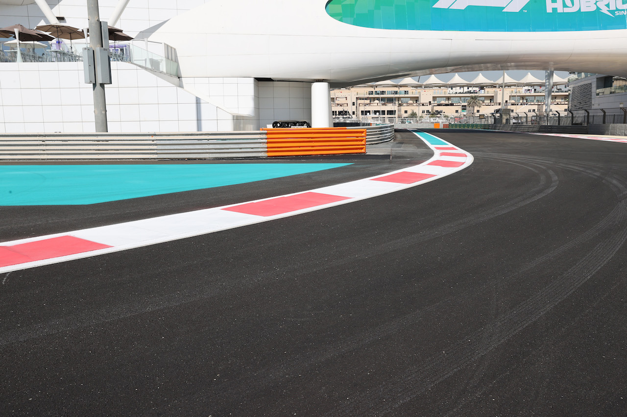 GP ABU DHABI, Turn 13 circuit changes.
08.12.2021. Formula 1 World Championship, Rd 22, Abu Dhabi Grand Prix, Yas Marina Circuit, Abu Dhabi, Preparation Day.
- www.xpbimages.com, EMail: requests@xpbimages.com ¬© Copyright: Batchelor / XPB Images