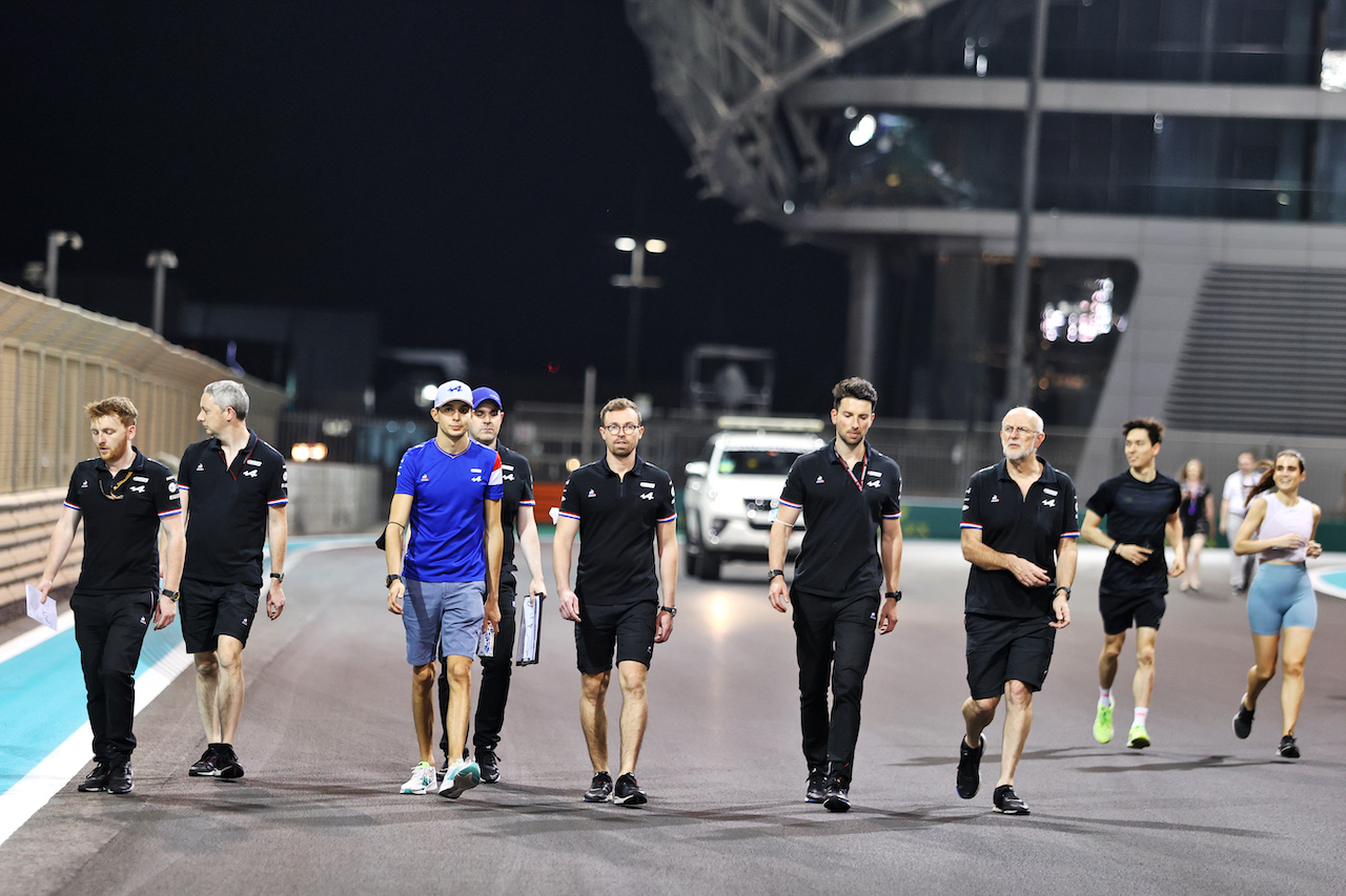 GP ABU DHABI, Esteban Ocon (FRA) Alpine F1 Team walks the circuit with the team.
09.12.2021. Formula 1 World Championship, Rd 22, Abu Dhabi Grand Prix, Yas Marina Circuit, Abu Dhabi, Preparation Day.
- www.xpbimages.com, EMail: requests@xpbimages.com © Copyright: Moy / XPB Images