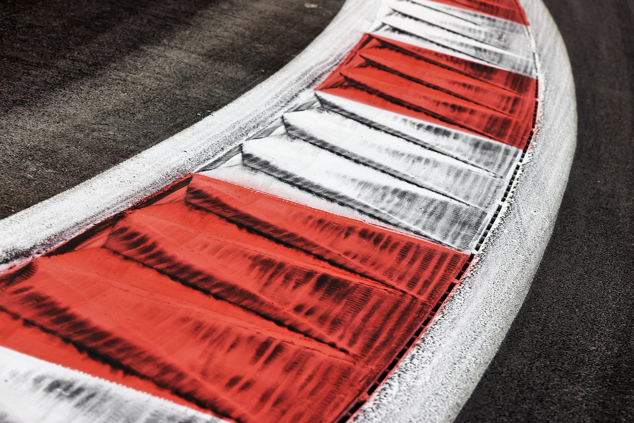 GP ABU DHABI, Circuit Atmosfera - kerb detail.
09.12.2021. Formula 1 World Championship, Rd 22, Abu Dhabi Grand Prix, Yas Marina Circuit, Abu Dhabi, Preparation Day.
- www.xpbimages.com, EMail: requests@xpbimages.com © Copyright: Moy / XPB Images