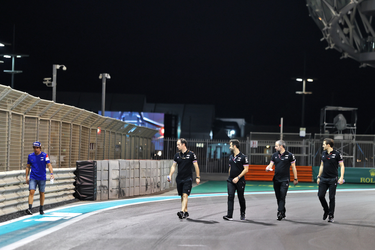 GP ABU DHABI, Fernando Alonso (ESP) Alpine F1 Team walks the circuit with the team.
09.12.2021. Formula 1 World Championship, Rd 22, Abu Dhabi Grand Prix, Yas Marina Circuit, Abu Dhabi, Preparation Day.
- www.xpbimages.com, EMail: requests@xpbimages.com © Copyright: Moy / XPB Images