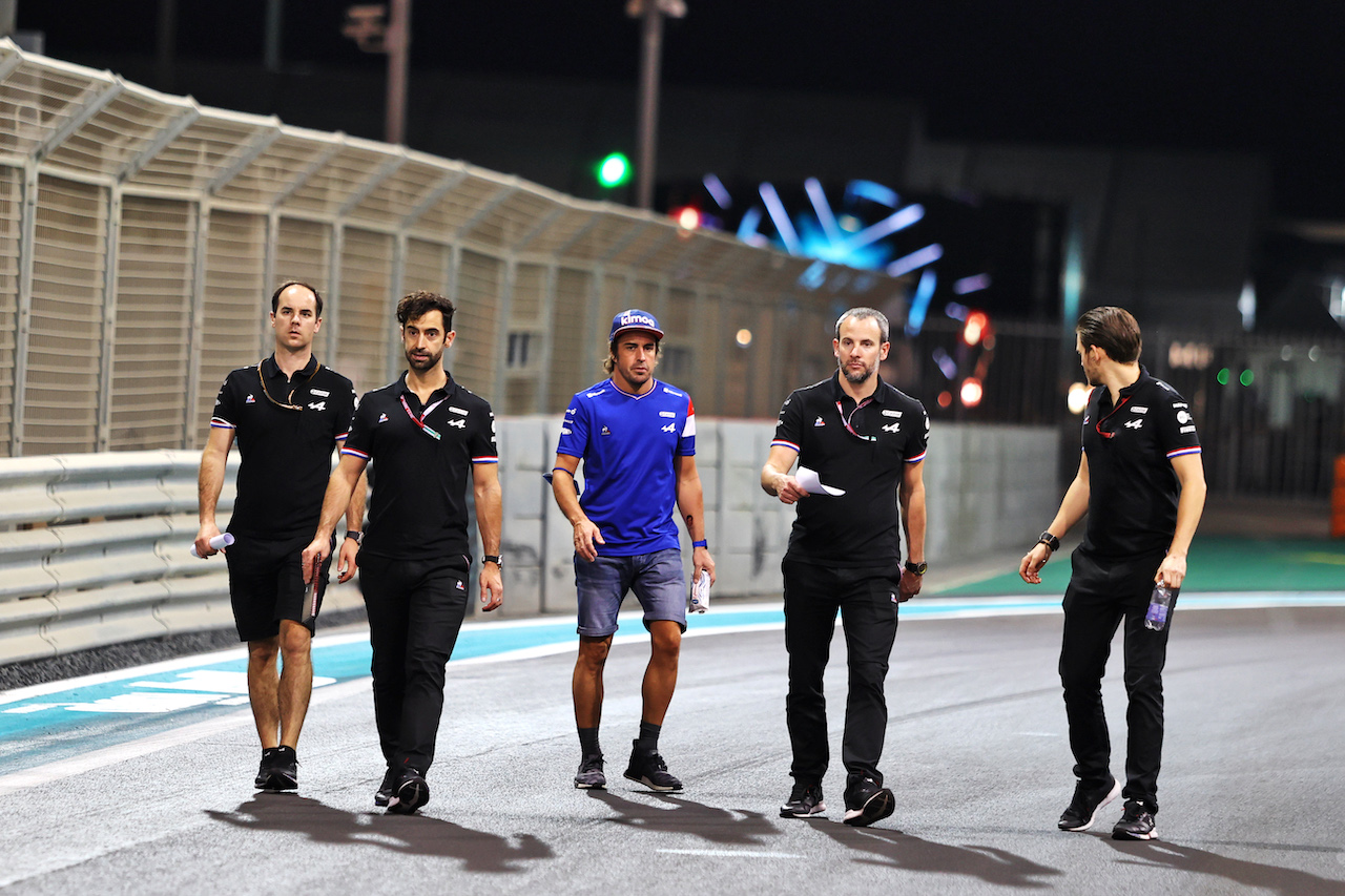 GP ABU DHABI, Fernando Alonso (ESP) Alpine F1 Team walks the circuit with the team.
09.12.2021. Formula 1 World Championship, Rd 22, Abu Dhabi Grand Prix, Yas Marina Circuit, Abu Dhabi, Preparation Day.
- www.xpbimages.com, EMail: requests@xpbimages.com © Copyright: Moy / XPB Images
