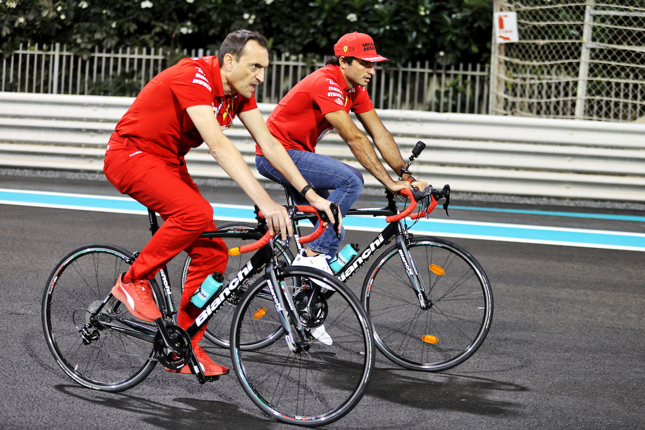 GP ABU DHABI, Carlos Sainz Jr (ESP) Ferrari rides the circuit with Riccardo Adami (ITA) Ferrari Gara Engineer.
09.12.2021. Formula 1 World Championship, Rd 22, Abu Dhabi Grand Prix, Yas Marina Circuit, Abu Dhabi, Preparation Day.
- www.xpbimages.com, EMail: requests@xpbimages.com © Copyright: Moy / XPB Images