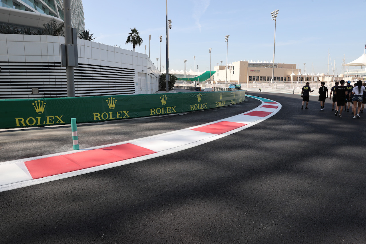GP ABU DHABI, Turn 14 circuit changes.
08.12.2021. Formula 1 World Championship, Rd 22, Abu Dhabi Grand Prix, Yas Marina Circuit, Abu Dhabi, Preparation Day.
- www.xpbimages.com, EMail: requests@xpbimages.com ¬© Copyright: Batchelor / XPB Images