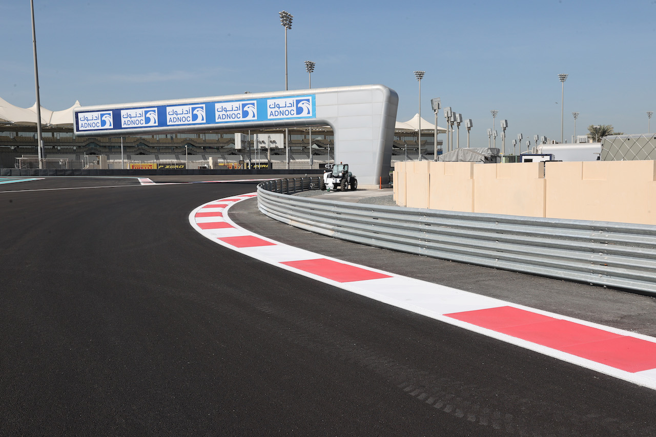 GP ABU DHABI, Turn 15 circuit changes.
08.12.2021. Formula 1 World Championship, Rd 22, Abu Dhabi Grand Prix, Yas Marina Circuit, Abu Dhabi, Preparation Day.
- www.xpbimages.com, EMail: requests@xpbimages.com ¬© Copyright: Batchelor / XPB Images
