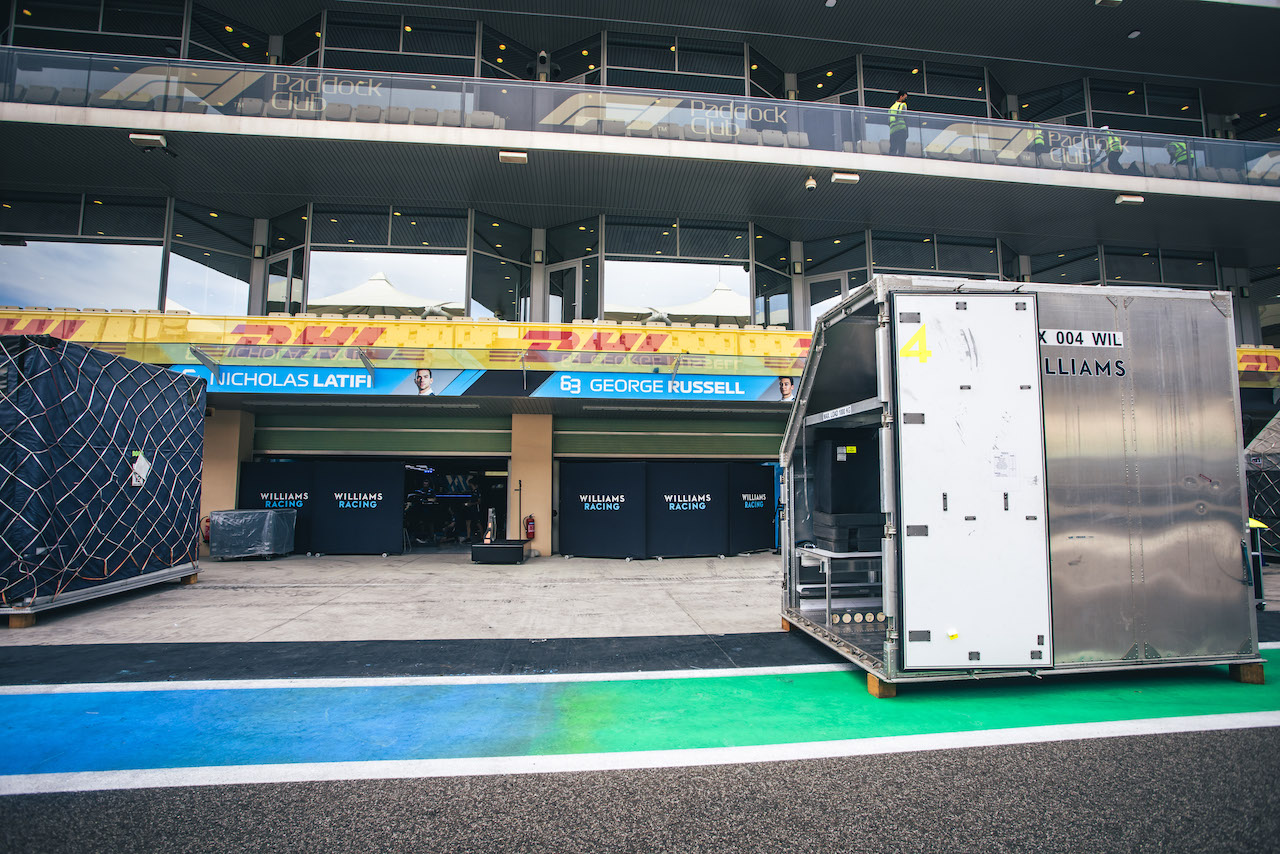 GP ABU DHABI, Circuit Atmosfera - Williams Racing freight ready for unpacking.
08.12.2021. Formula 1 World Championship, Rd 22, Abu Dhabi Grand Prix, Yas Marina Circuit, Abu Dhabi, Preparation Day.
- www.xpbimages.com, EMail: requests@xpbimages.com © Copyright: Bearne / XPB Images