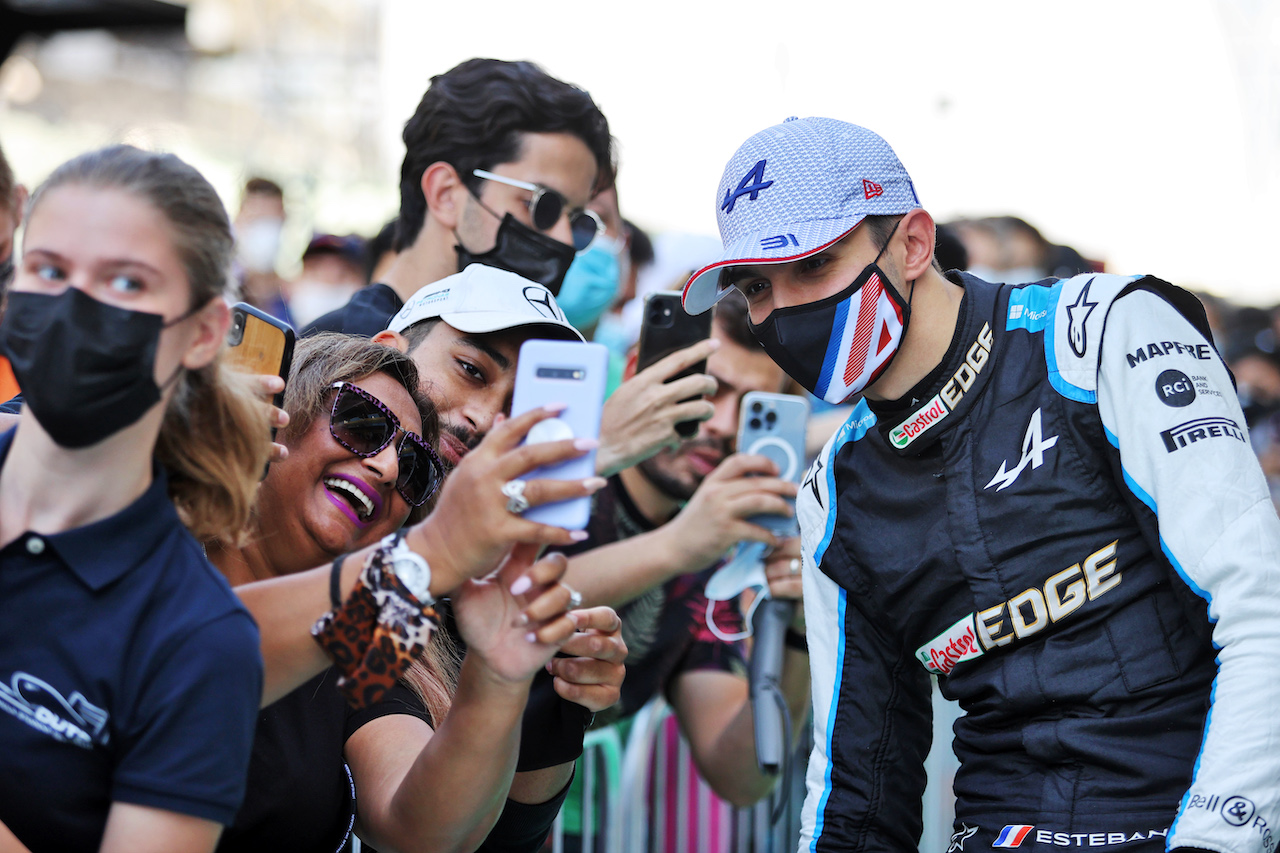 GP ABU DHABI, Esteban Ocon (FRA) Alpine F1 Team with fans in the pits.
09.12.2021. Formula 1 World Championship, Rd 22, Abu Dhabi Grand Prix, Yas Marina Circuit, Abu Dhabi, Preparation Day.
- www.xpbimages.com, EMail: requests@xpbimages.com © Copyright: Moy / XPB Images