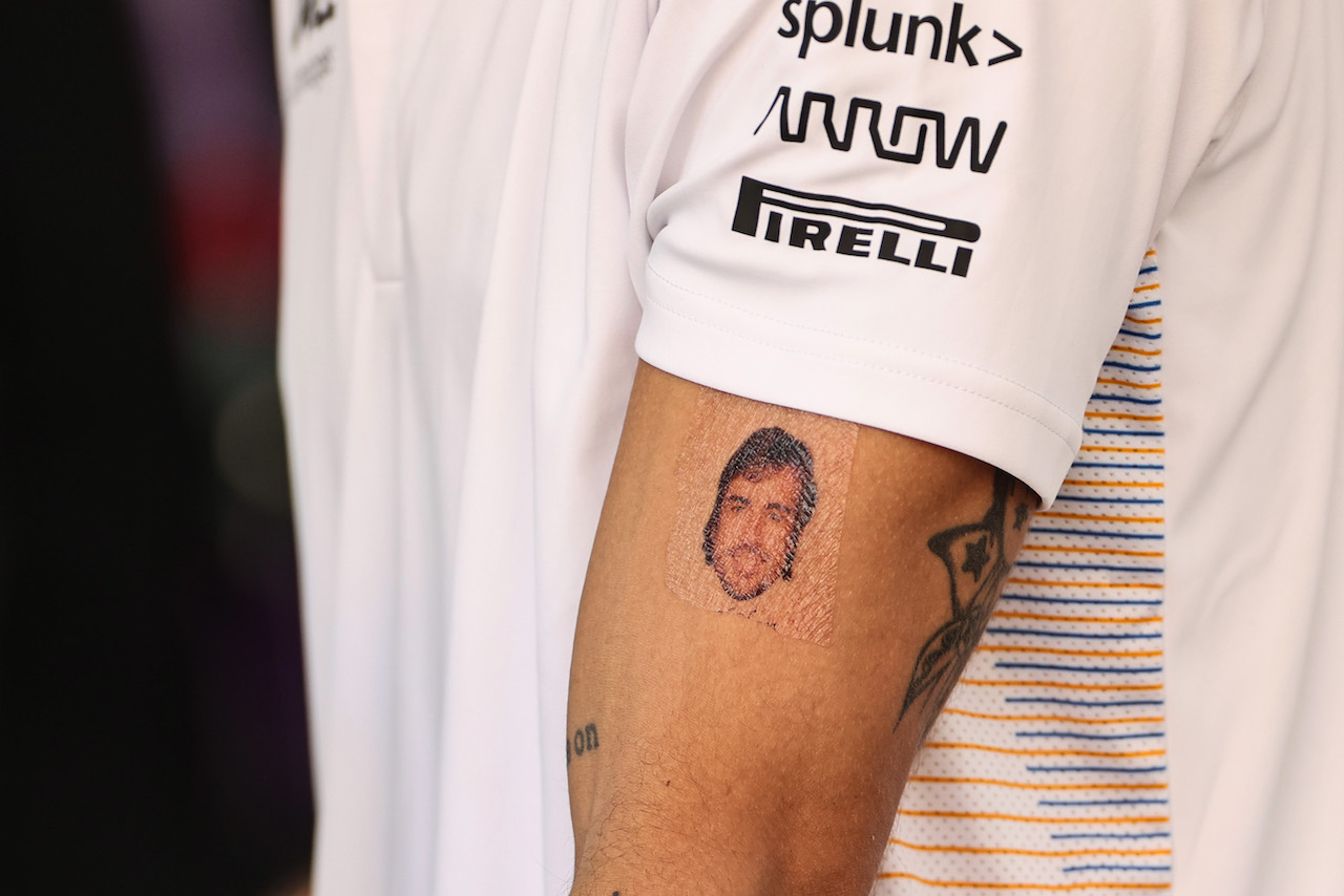GP ABU DHABI, Daniel Ricciardo (AUS), McLaren F1 Team with a Fernando Alonso (ESP), Alpine F1 Team tatoo
09.12.2021. Formula 1 World Championship, Rd 22, Abu Dhabi Grand Prix, Yas Marina Circuit, Abu Dhabi, Preparation Day.
- www.xpbimages.com, EMail: requests@xpbimages.com ¬© Copyright: Charniaux / XPB Images