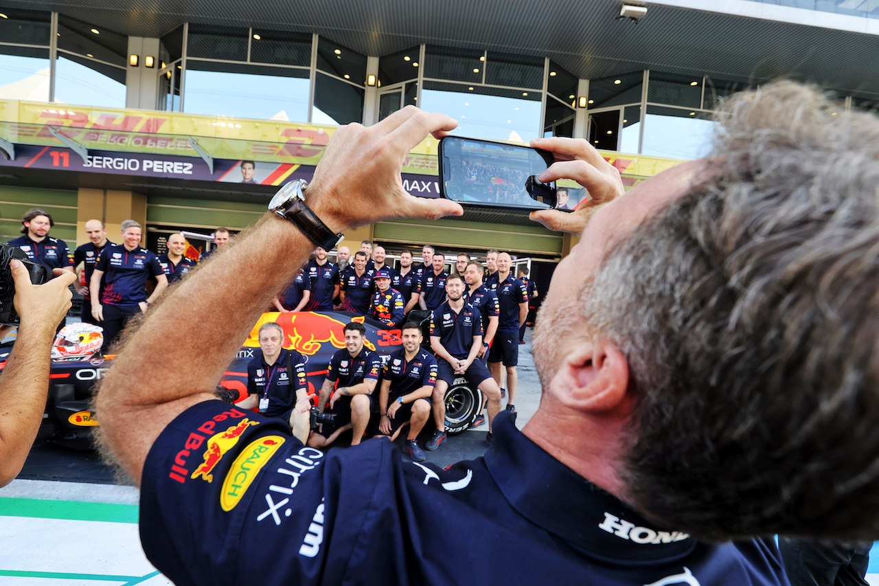 GP ABU DHABI, Christian Horner (GBR) Red Bull Racing Team Principal at a team photograph.
09.12.2021. Formula 1 World Championship, Rd 22, Abu Dhabi Grand Prix, Yas Marina Circuit, Abu Dhabi, Preparation Day.
- www.xpbimages.com, EMail: requests@xpbimages.com © Copyright: Moy / XPB Images