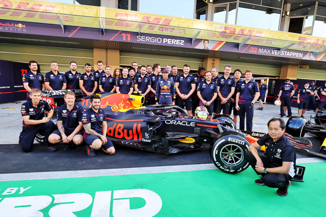 GP ABU DHABI, Sergio Perez (MEX) Red Bull Racing RB16B at a team photograph.
09.12.2021. Formula 1 World Championship, Rd 22, Abu Dhabi Grand Prix, Yas Marina Circuit, Abu Dhabi, Preparation Day.
- www.xpbimages.com, EMail: requests@xpbimages.com © Copyright: Moy / XPB Images