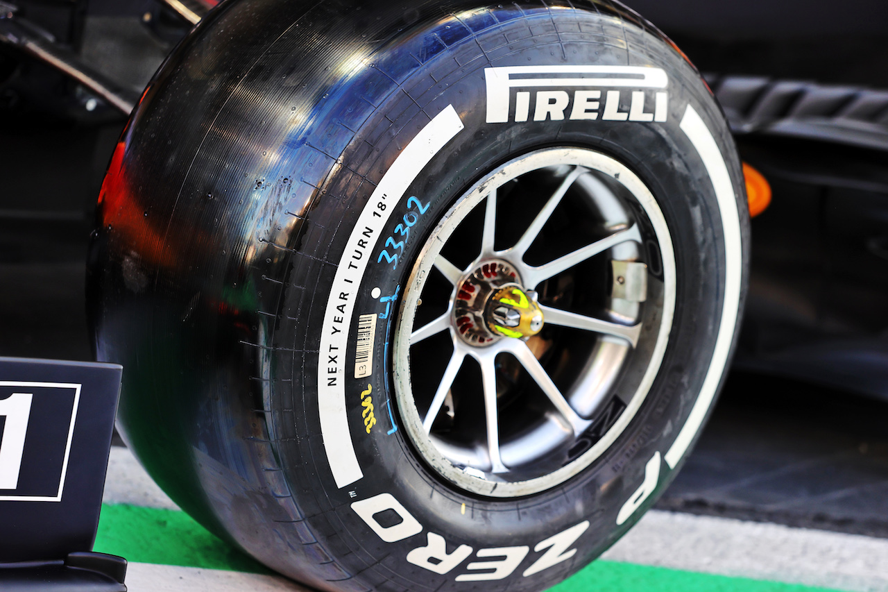 GP ABU DHABI, Pirelli tyre on the Red Bull Racing RB16B.
09.12.2021. Formula 1 World Championship, Rd 22, Abu Dhabi Grand Prix, Yas Marina Circuit, Abu Dhabi, Preparation Day.
- www.xpbimages.com, EMail: requests@xpbimages.com © Copyright: Moy / XPB Images