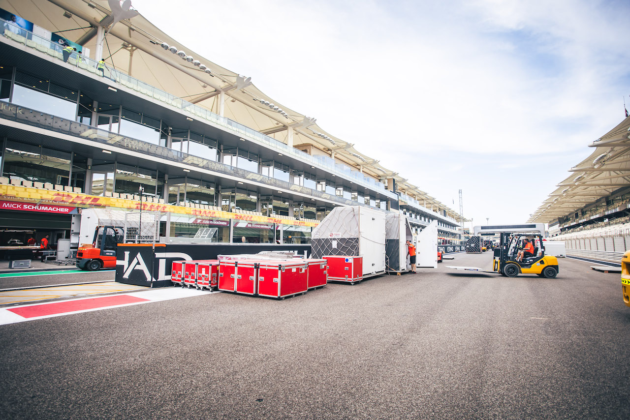 GP ABU DHABI, Circuit Atmosfera - Haas F1 Team freight ready for unpacking.
08.12.2021. Formula 1 World Championship, Rd 22, Abu Dhabi Grand Prix, Yas Marina Circuit, Abu Dhabi, Preparation Day.
- www.xpbimages.com, EMail: requests@xpbimages.com © Copyright: Bearne / XPB Images