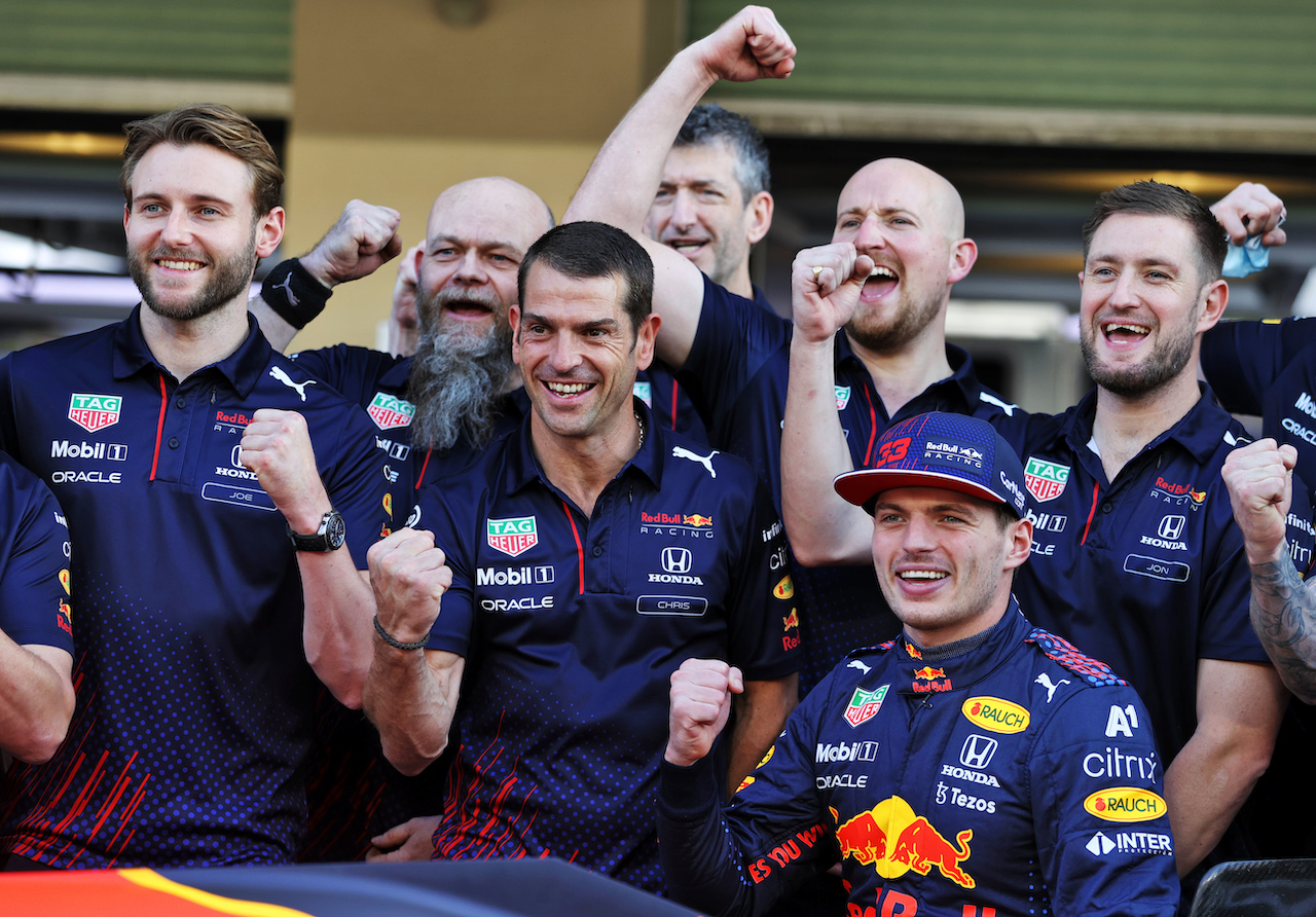 GP ABU DHABI, Max Verstappen (NLD) Red Bull Racing RB16B at a team photograph.
09.12.2021. Formula 1 World Championship, Rd 22, Abu Dhabi Grand Prix, Yas Marina Circuit, Abu Dhabi, Preparation Day.
- www.xpbimages.com, EMail: requests@xpbimages.com © Copyright: Moy / XPB Images