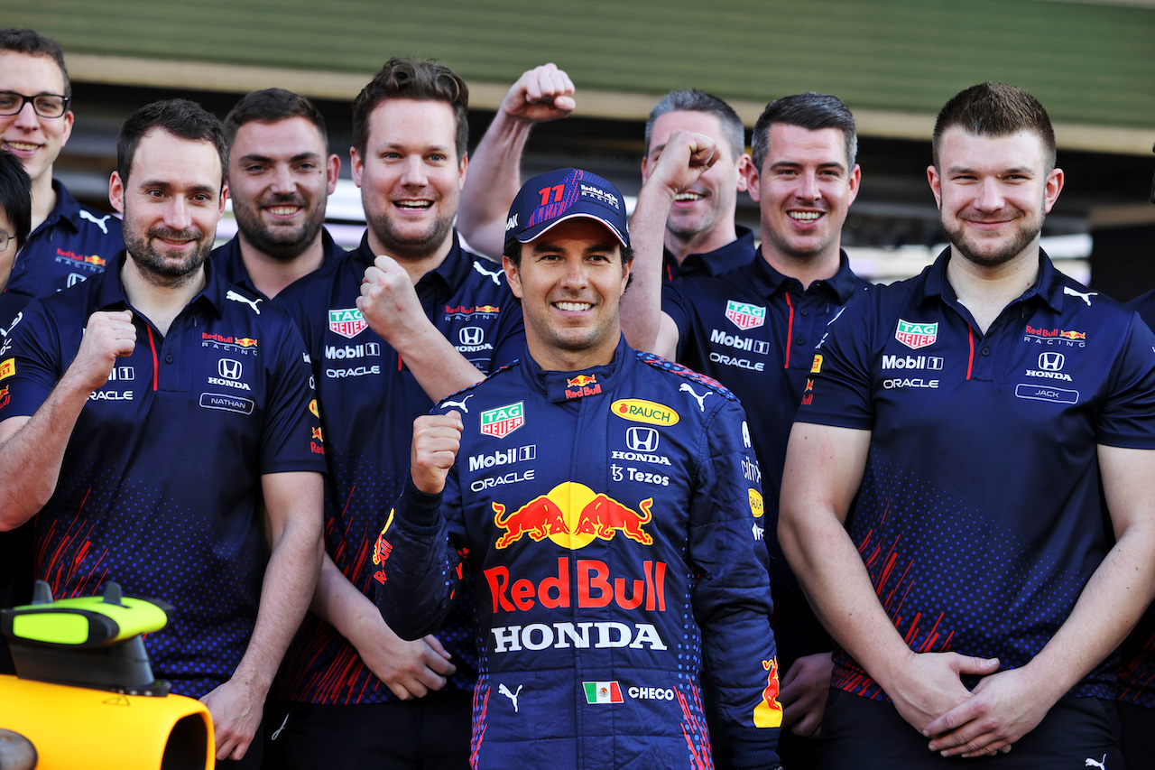 GP ABU DHABI, Sergio Perez (MEX) Red Bull Racing at a team photograph.
09.12.2021. Formula 1 World Championship, Rd 22, Abu Dhabi Grand Prix, Yas Marina Circuit, Abu Dhabi, Preparation Day.
- www.xpbimages.com, EMail: requests@xpbimages.com © Copyright: Moy / XPB Images