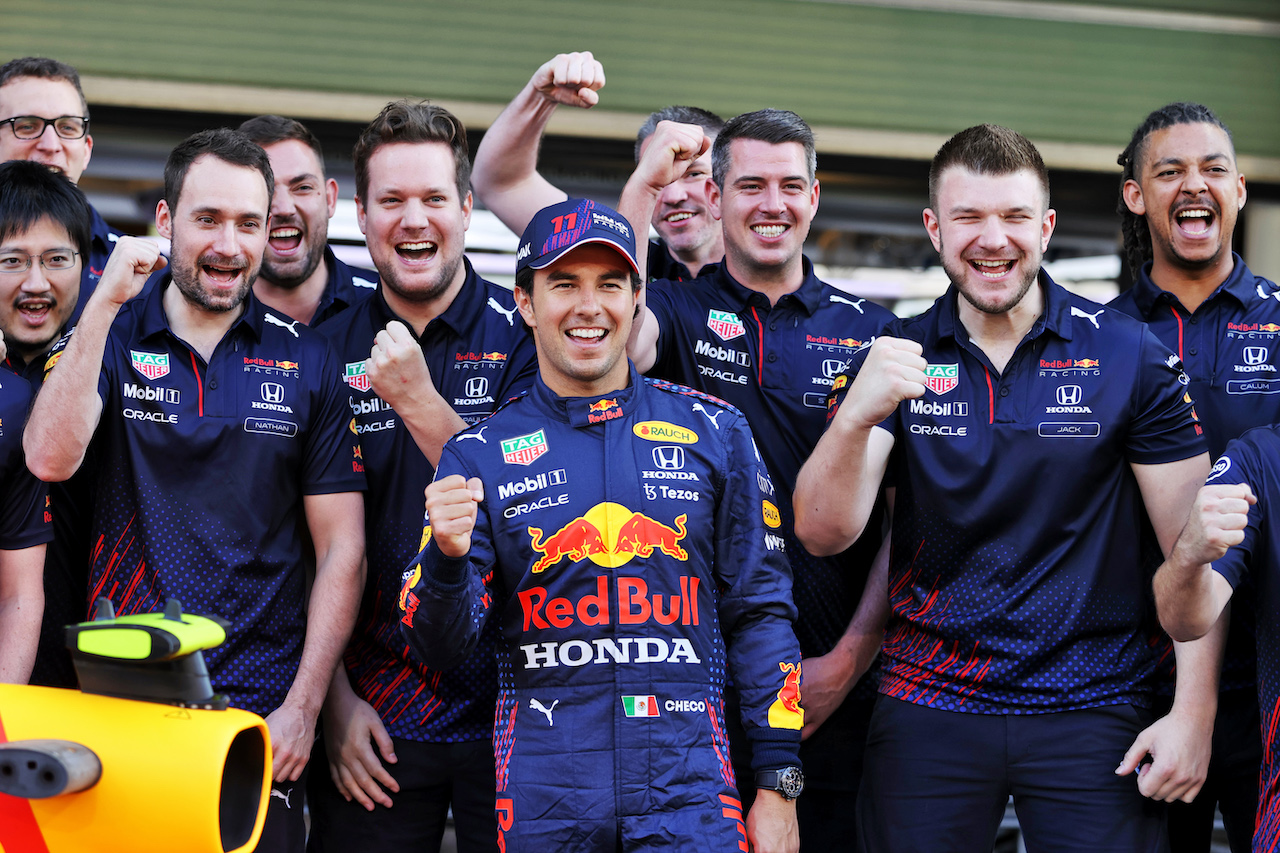 GP ABU DHABI, Sergio Perez (MEX) Red Bull Racing at a team photograph.
09.12.2021. Formula 1 World Championship, Rd 22, Abu Dhabi Grand Prix, Yas Marina Circuit, Abu Dhabi, Preparation Day.
- www.xpbimages.com, EMail: requests@xpbimages.com © Copyright: Moy / XPB Images