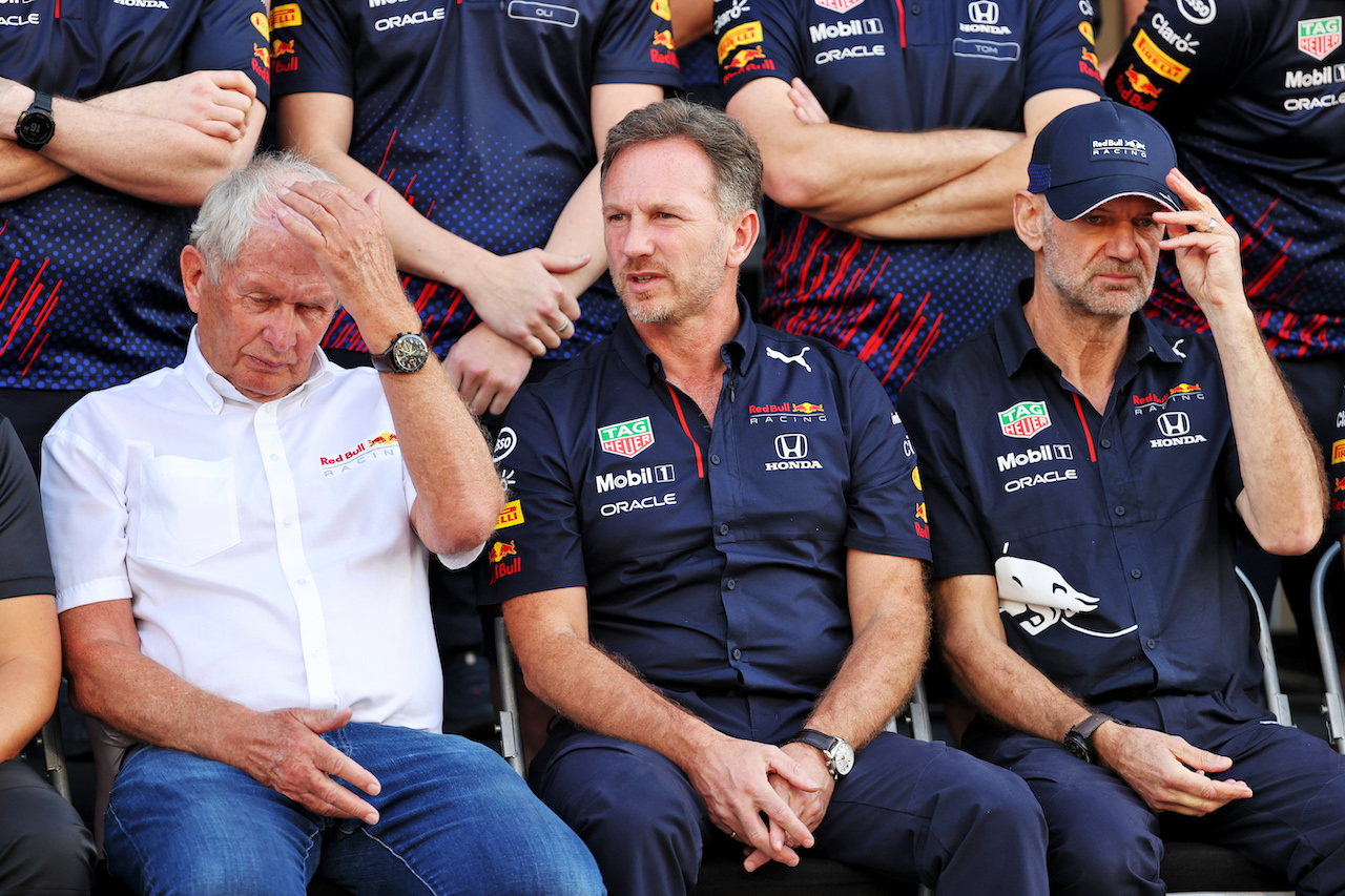 GP ABU DHABI, (L to R): Dr Helmut Marko (AUT) Red Bull Motorsport Consultant; Christian Horner (GBR) Red Bull Racing Team Principal; e Adrian Newey (GBR) Red Bull Racing Chief Technical Officer, at a team photograph.
09.12.2021. Formula 1 World Championship, Rd 22, Abu Dhabi Grand Prix, Yas Marina Circuit, Abu Dhabi, Preparation Day.
- www.xpbimages.com, EMail: requests@xpbimages.com © Copyright: Batchelor / XPB Images