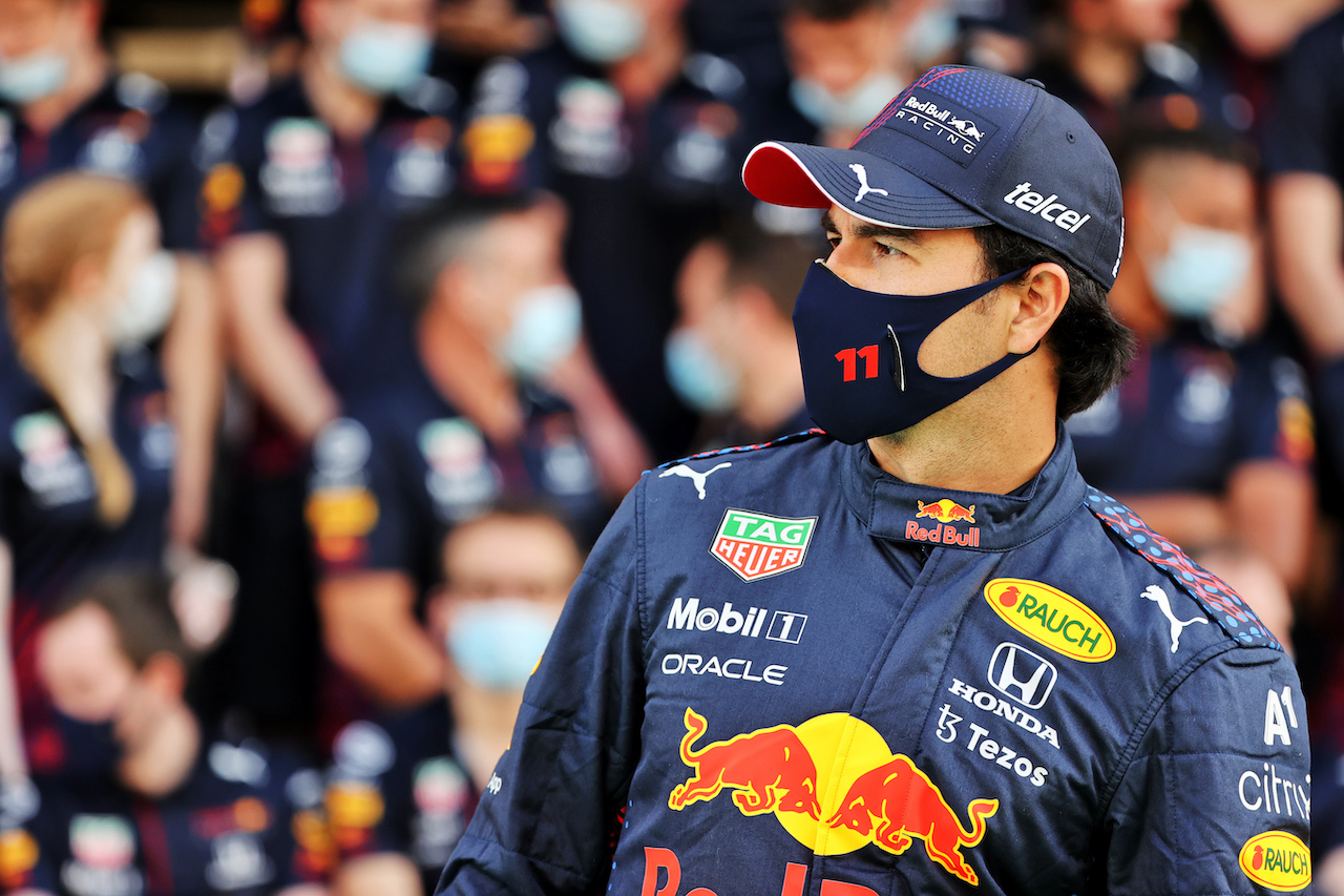 GP ABU DHABI, Sergio Perez (MEX) Red Bull Racing at a team photograph.
09.12.2021. Formula 1 World Championship, Rd 22, Abu Dhabi Grand Prix, Yas Marina Circuit, Abu Dhabi, Preparation Day.
- www.xpbimages.com, EMail: requests@xpbimages.com © Copyright: Batchelor / XPB Images