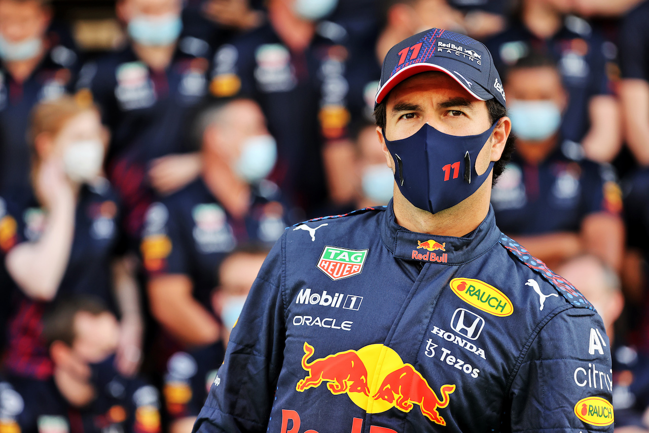 GP ABU DHABI, Sergio Perez (MEX) Red Bull Racing at a team photograph.
09.12.2021. Formula 1 World Championship, Rd 22, Abu Dhabi Grand Prix, Yas Marina Circuit, Abu Dhabi, Preparation Day.
- www.xpbimages.com, EMail: requests@xpbimages.com © Copyright: Batchelor / XPB Images
