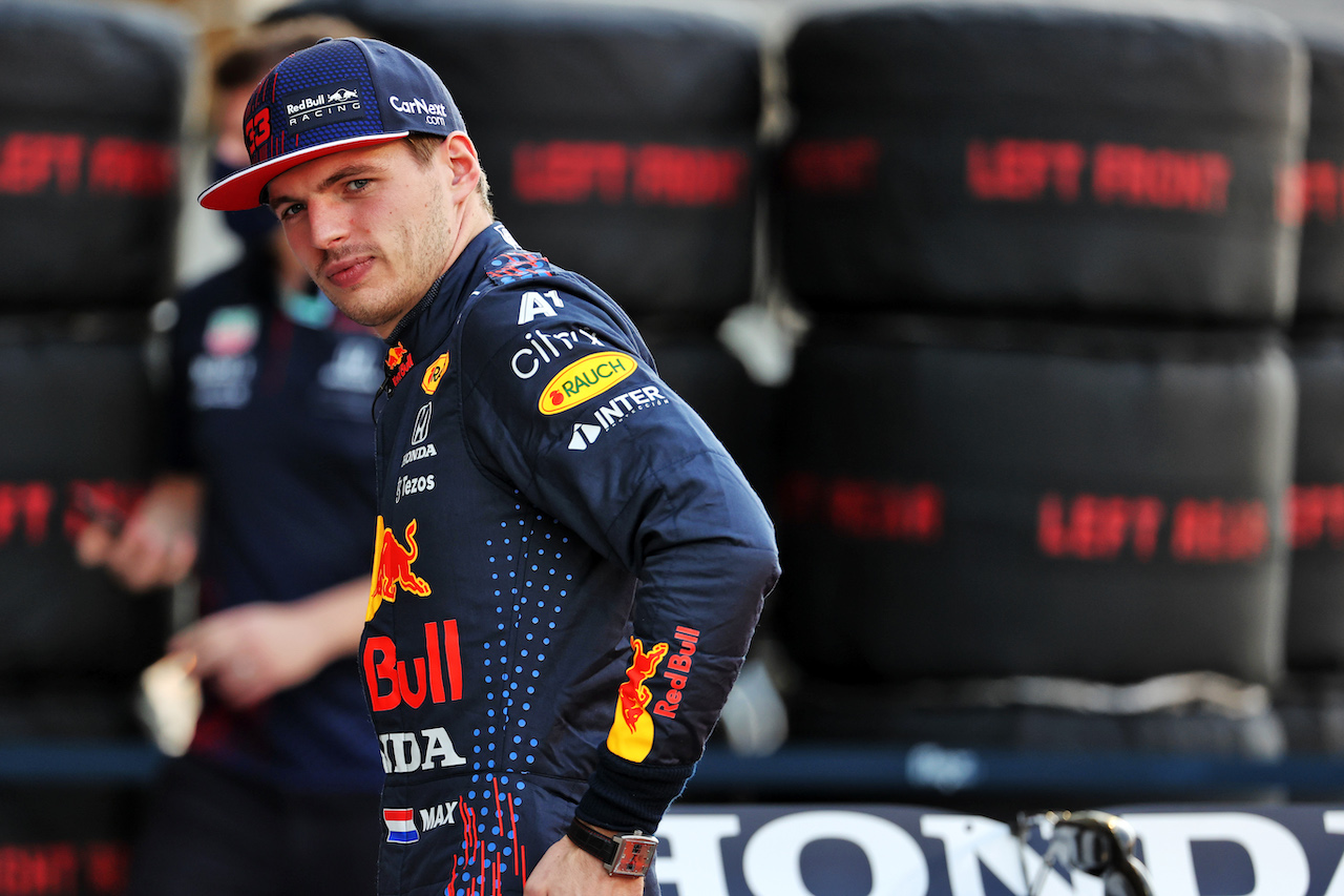 GP ABU DHABI, Max Verstappen (NLD) Red Bull Racing at a team photograph.
09.12.2021. Formula 1 World Championship, Rd 22, Abu Dhabi Grand Prix, Yas Marina Circuit, Abu Dhabi, Preparation Day.
- www.xpbimages.com, EMail: requests@xpbimages.com © Copyright: Batchelor / XPB Images
