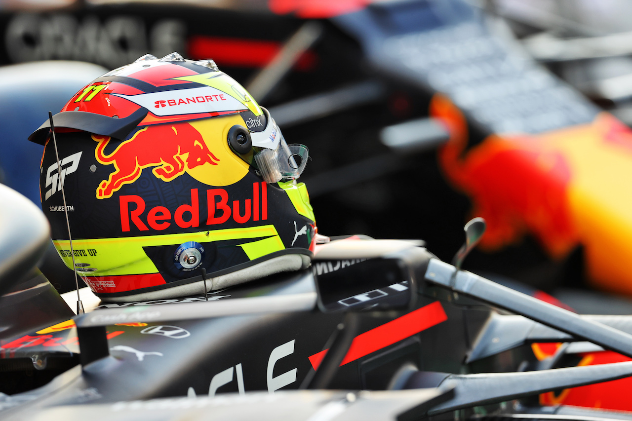 GP ABU DHABI, The helmet of Sergio Perez (MEX) Red Bull Racing at a team photograph.
09.12.2021. Formula 1 World Championship, Rd 22, Abu Dhabi Grand Prix, Yas Marina Circuit, Abu Dhabi, Preparation Day.
- www.xpbimages.com, EMail: requests@xpbimages.com © Copyright: Batchelor / XPB Images