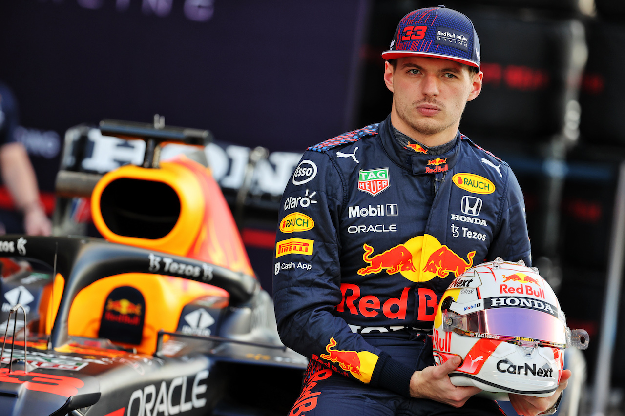 GP ABU DHABI, Max Verstappen (NLD) Red Bull Racing at a team photograph.
09.12.2021. Formula 1 World Championship, Rd 22, Abu Dhabi Grand Prix, Yas Marina Circuit, Abu Dhabi, Preparation Day.
- www.xpbimages.com, EMail: requests@xpbimages.com © Copyright: Batchelor / XPB Images
