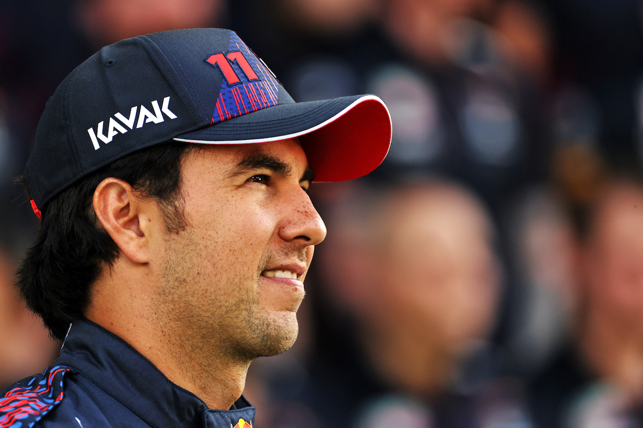 GP ABU DHABI, Sergio Perez (MEX) Red Bull Racing at a team photograph.
09.12.2021. Formula 1 World Championship, Rd 22, Abu Dhabi Grand Prix, Yas Marina Circuit, Abu Dhabi, Preparation Day.
- www.xpbimages.com, EMail: requests@xpbimages.com © Copyright: Batchelor / XPB Images