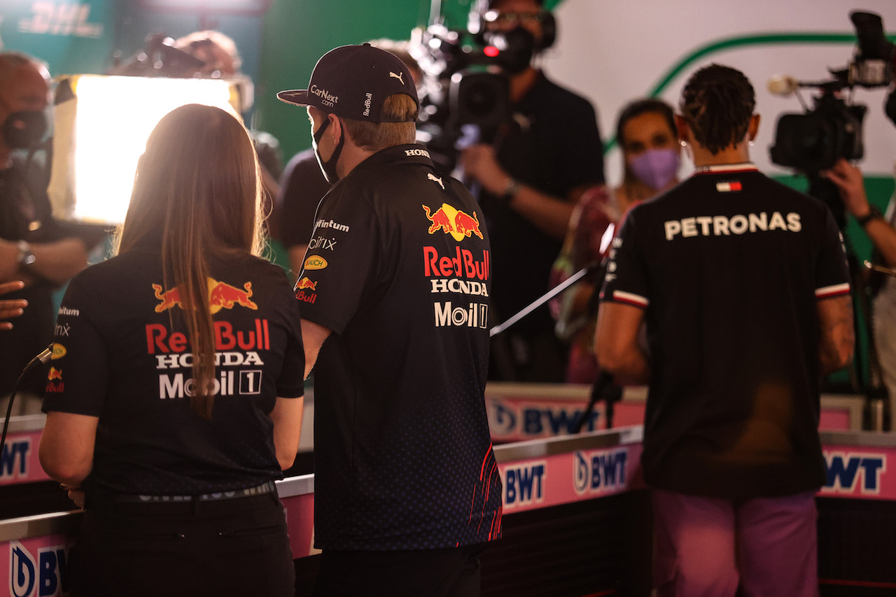 GP ABU DHABI, Max Verstappen (NLD), Red Bull Racing e Lewis Hamilton (GBR), Mercedes AMG F1  
09.12.2021. Formula 1 World Championship, Rd 22, Abu Dhabi Grand Prix, Yas Marina Circuit, Abu Dhabi, Preparation Day.
- www.xpbimages.com, EMail: requests@xpbimages.com ¬© Copyright: Charniaux / XPB Images