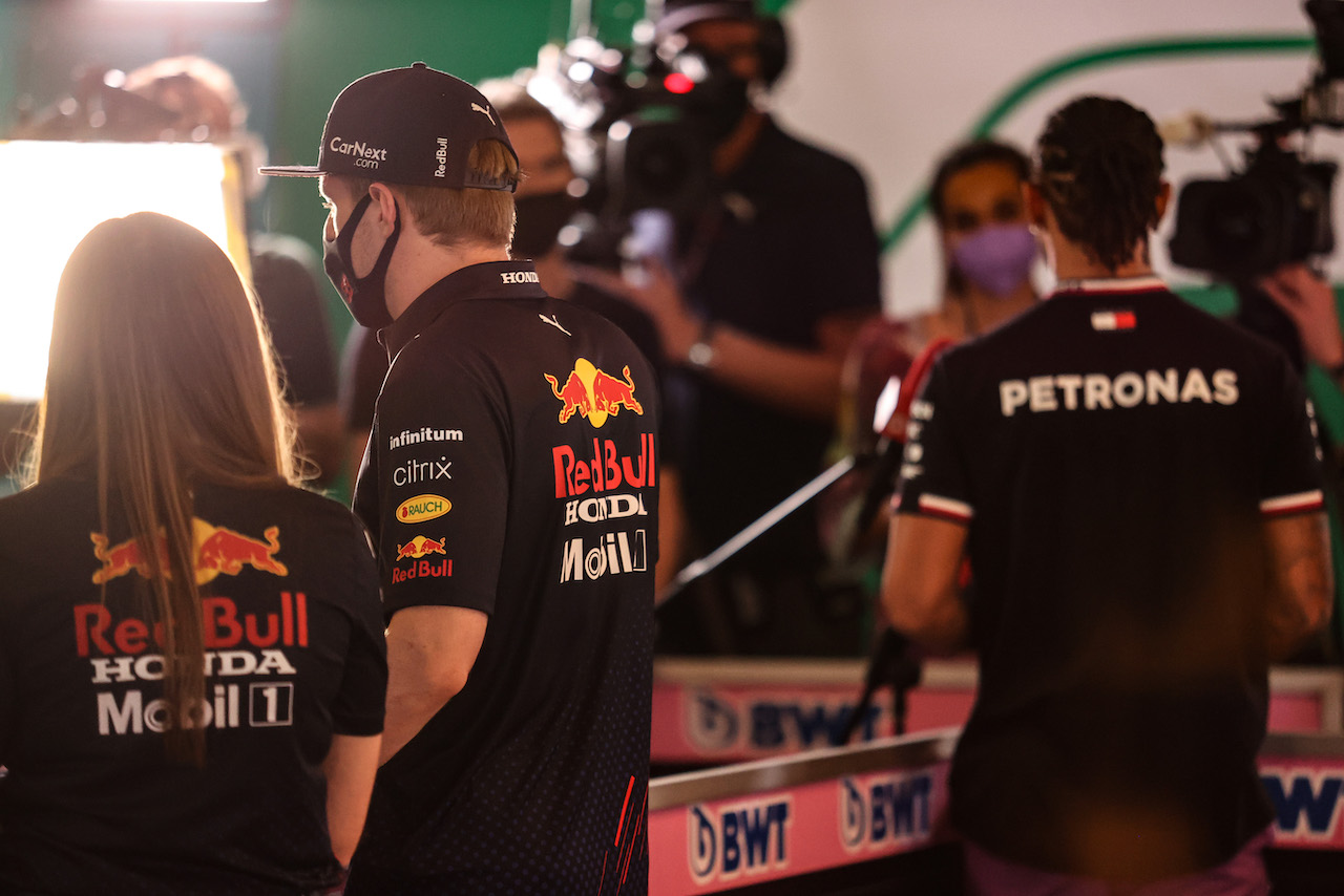 GP ABU DHABI, Max Verstappen (NLD), Red Bull Racing e Lewis Hamilton (GBR), Mercedes AMG F1  
09.12.2021. Formula 1 World Championship, Rd 22, Abu Dhabi Grand Prix, Yas Marina Circuit, Abu Dhabi, Preparation Day.
- www.xpbimages.com, EMail: requests@xpbimages.com ¬© Copyright: Charniaux / XPB Images