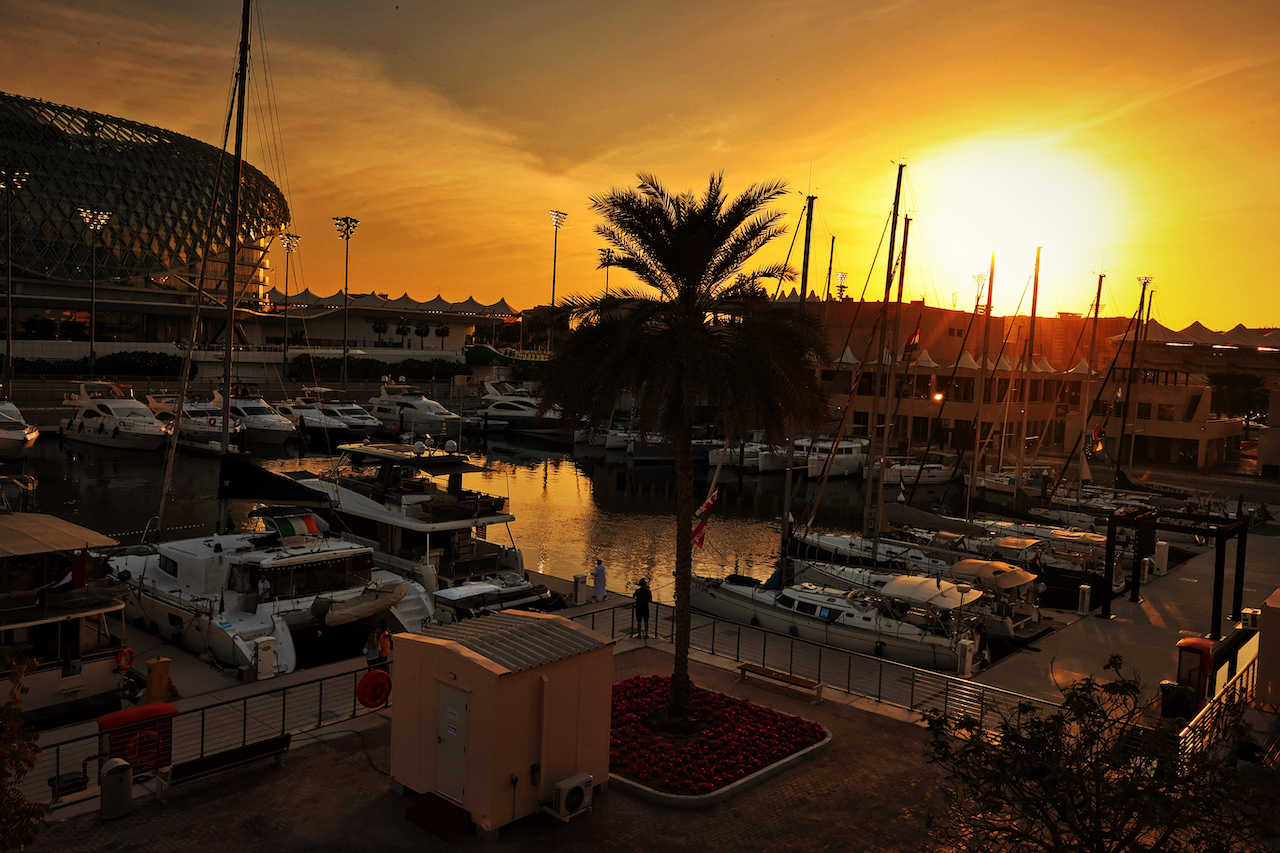 GP ABU DHABI, Circuit Atmosfera - sunset.
09.12.2021. Formula 1 World Championship, Rd 22, Abu Dhabi Grand Prix, Yas Marina Circuit, Abu Dhabi, Preparation Day.
- www.xpbimages.com, EMail: requests@xpbimages.com © Copyright: Moy / XPB Images