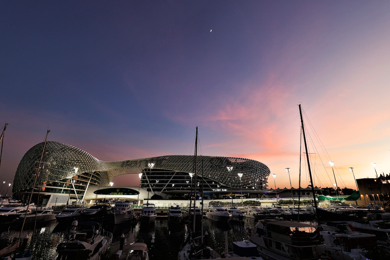 GP ABU DHABI, Circuit Atmosfera - sunset.
09.12.2021. Formula 1 World Championship, Rd 22, Abu Dhabi Grand Prix, Yas Marina Circuit, Abu Dhabi, Preparation Day.
- www.xpbimages.com, EMail: requests@xpbimages.com © Copyright: Moy / XPB Images