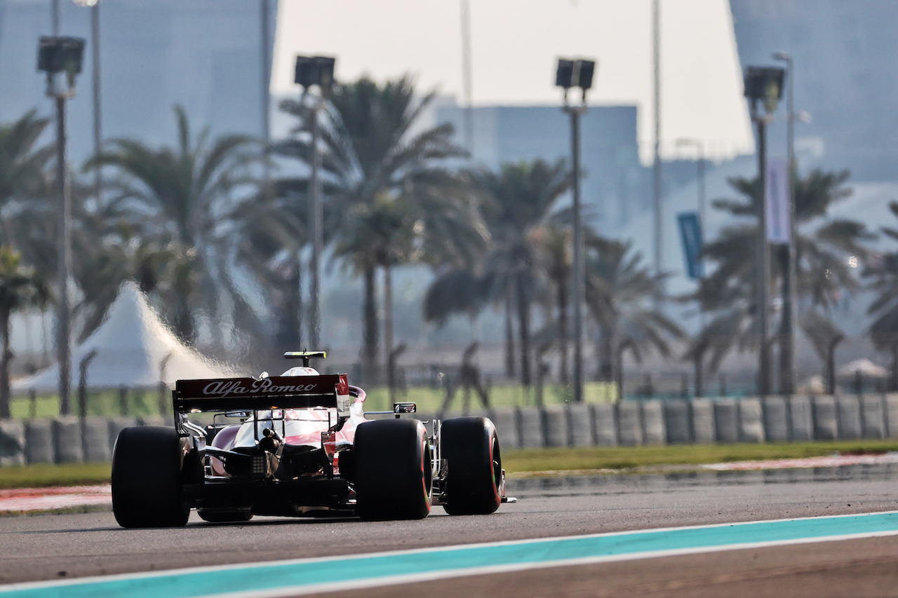 GP ABU DHABI, Antonio Giovinazzi (ITA) Alfa Romeo Racing C41.
11.12.2021. Formula 1 World Championship, Rd 22, Abu Dhabi Grand Prix, Yas Marina Circuit, Abu Dhabi, Qualifiche Day.
- www.xpbimages.com, EMail: requests@xpbimages.com © Copyright: Batchelor / XPB Images
