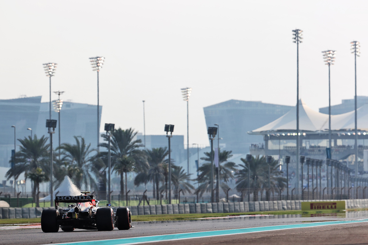 GP ABU DHABI, Sergio Perez (MEX) Red Bull Racing RB16B.
11.12.2021. Formula 1 World Championship, Rd 22, Abu Dhabi Grand Prix, Yas Marina Circuit, Abu Dhabi, Qualifiche Day.
- www.xpbimages.com, EMail: requests@xpbimages.com © Copyright: Batchelor / XPB Images
