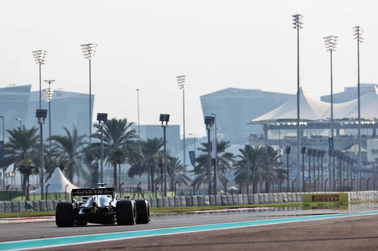 GP ABU DHABI, Nicholas Latifi (CDN) Williams Racing FW43B.
11.12.2021. Formula 1 World Championship, Rd 22, Abu Dhabi Grand Prix, Yas Marina Circuit, Abu Dhabi, Qualifiche Day.
- www.xpbimages.com, EMail: requests@xpbimages.com © Copyright: Batchelor / XPB Images