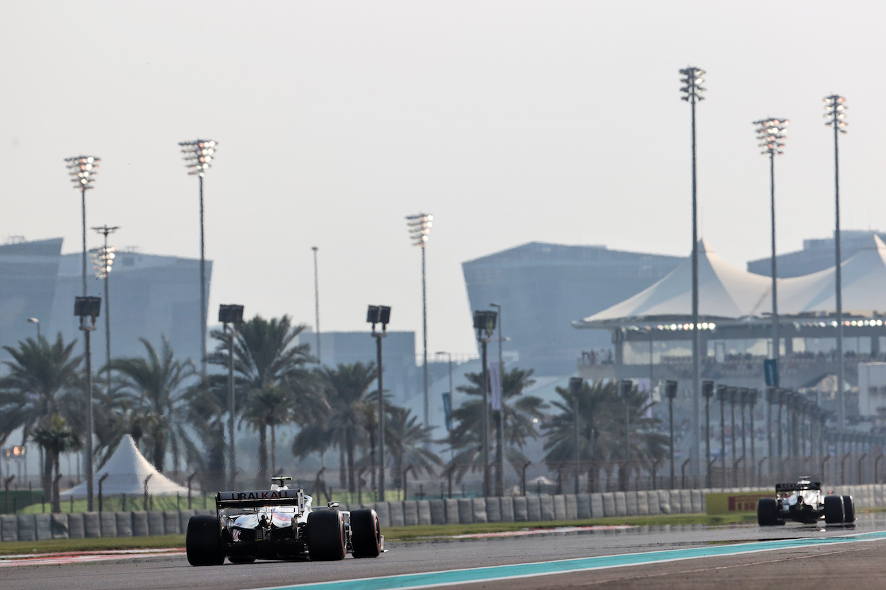 GP ABU DHABI, Mick Schumacher (GER) Haas VF-21.
11.12.2021. Formula 1 World Championship, Rd 22, Abu Dhabi Grand Prix, Yas Marina Circuit, Abu Dhabi, Qualifiche Day.
- www.xpbimages.com, EMail: requests@xpbimages.com © Copyright: Batchelor / XPB Images