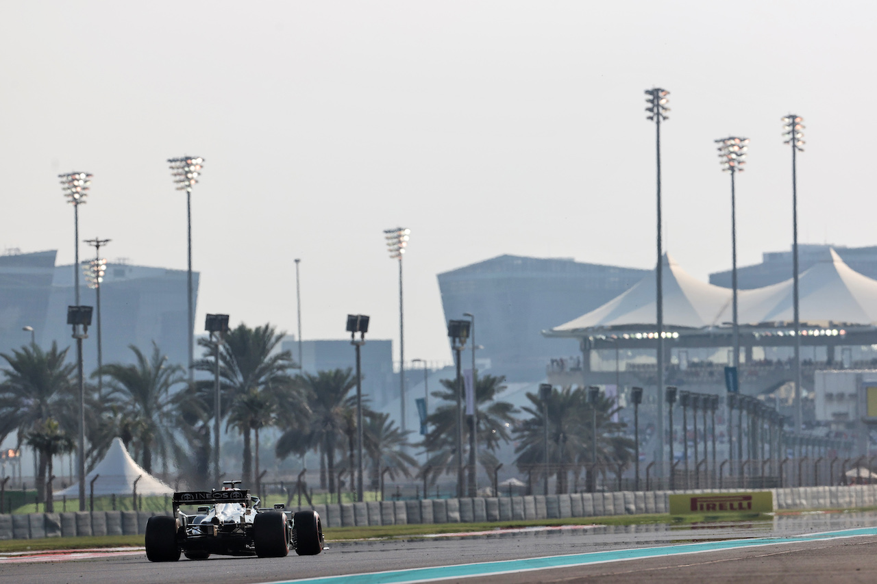 GP ABU DHABI, Lewis Hamilton (GBR) Mercedes AMG F1 W12.
11.12.2021. Formula 1 World Championship, Rd 22, Abu Dhabi Grand Prix, Yas Marina Circuit, Abu Dhabi, Qualifiche Day.
- www.xpbimages.com, EMail: requests@xpbimages.com © Copyright: Batchelor / XPB Images
