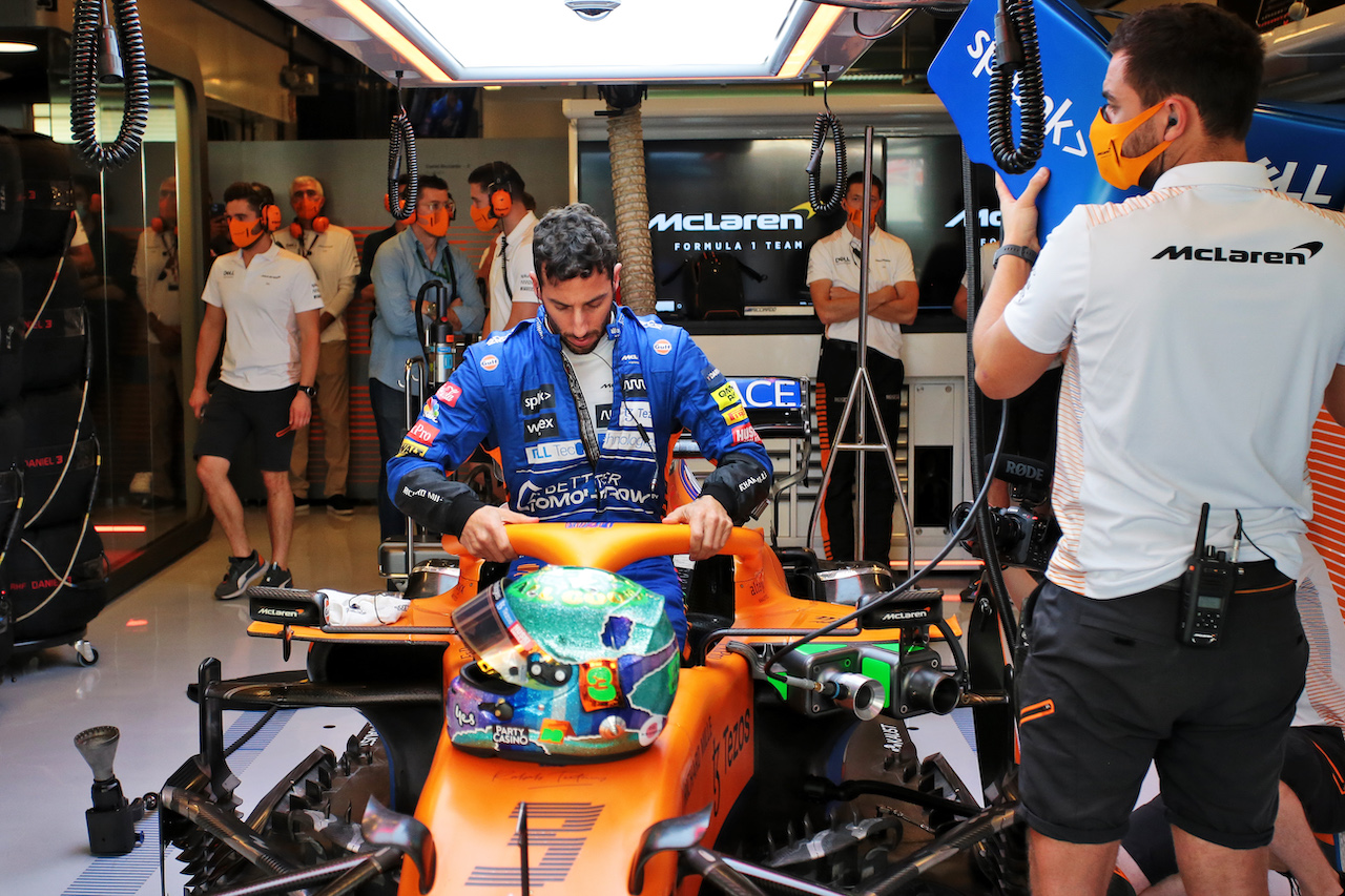 GP ABU DHABI, Daniel Ricciardo (AUS) McLaren MCL35M.
11.12.2021. Formula 1 World Championship, Rd 22, Abu Dhabi Grand Prix, Yas Marina Circuit, Abu Dhabi, Qualifiche Day.
- www.xpbimages.com, EMail: requests@xpbimages.com © Copyright: XPB Images