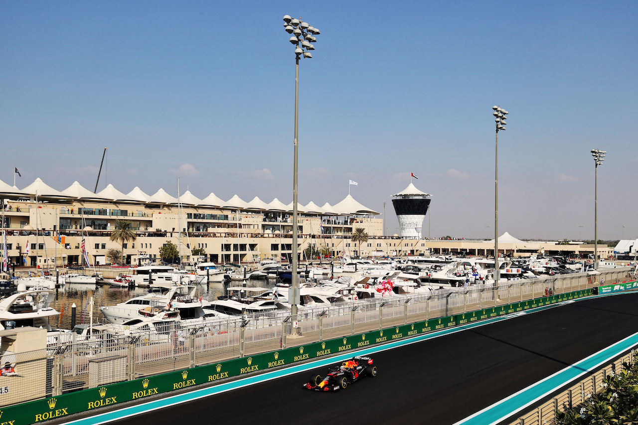GP ABU DHABI, Max Verstappen (NLD) Red Bull Racing RB16B.
11.12.2021. Formula 1 World Championship, Rd 22, Abu Dhabi Grand Prix, Yas Marina Circuit, Abu Dhabi, Qualifiche Day.
- www.xpbimages.com, EMail: requests@xpbimages.com © Copyright: Moy / XPB Images