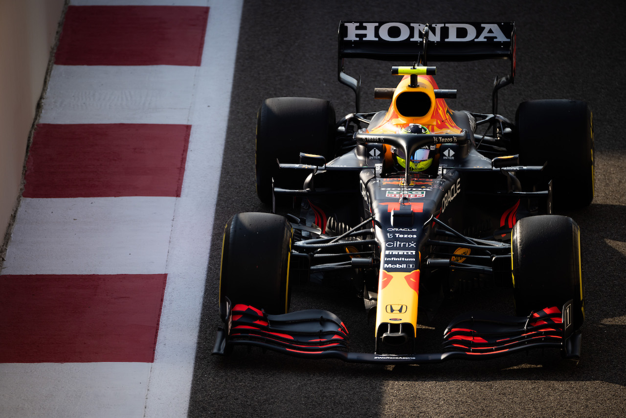 GP ABU DHABI, Sergio Perez (MEX) Red Bull Racing RB16B.
11.12.2021. Formula 1 World Championship, Rd 22, Abu Dhabi Grand Prix, Yas Marina Circuit, Abu Dhabi, Qualifiche Day.
- www.xpbimages.com, EMail: requests@xpbimages.com © Copyright: Bearne / XPB Images