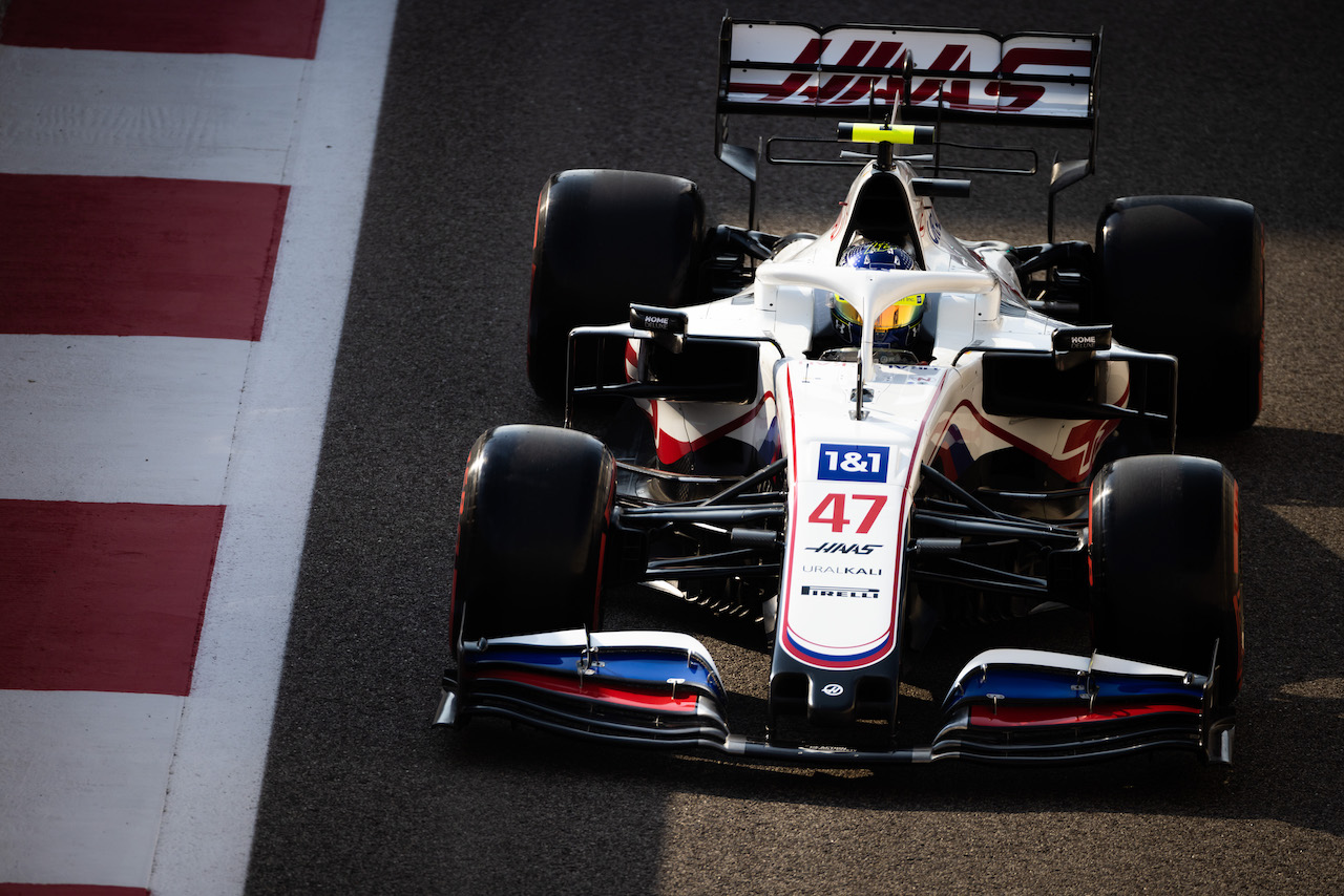 GP ABU DHABI, Mick Schumacher (GER) Haas VF-21.
11.12.2021. Formula 1 World Championship, Rd 22, Abu Dhabi Grand Prix, Yas Marina Circuit, Abu Dhabi, Qualifiche Day.
- www.xpbimages.com, EMail: requests@xpbimages.com © Copyright: Bearne / XPB Images