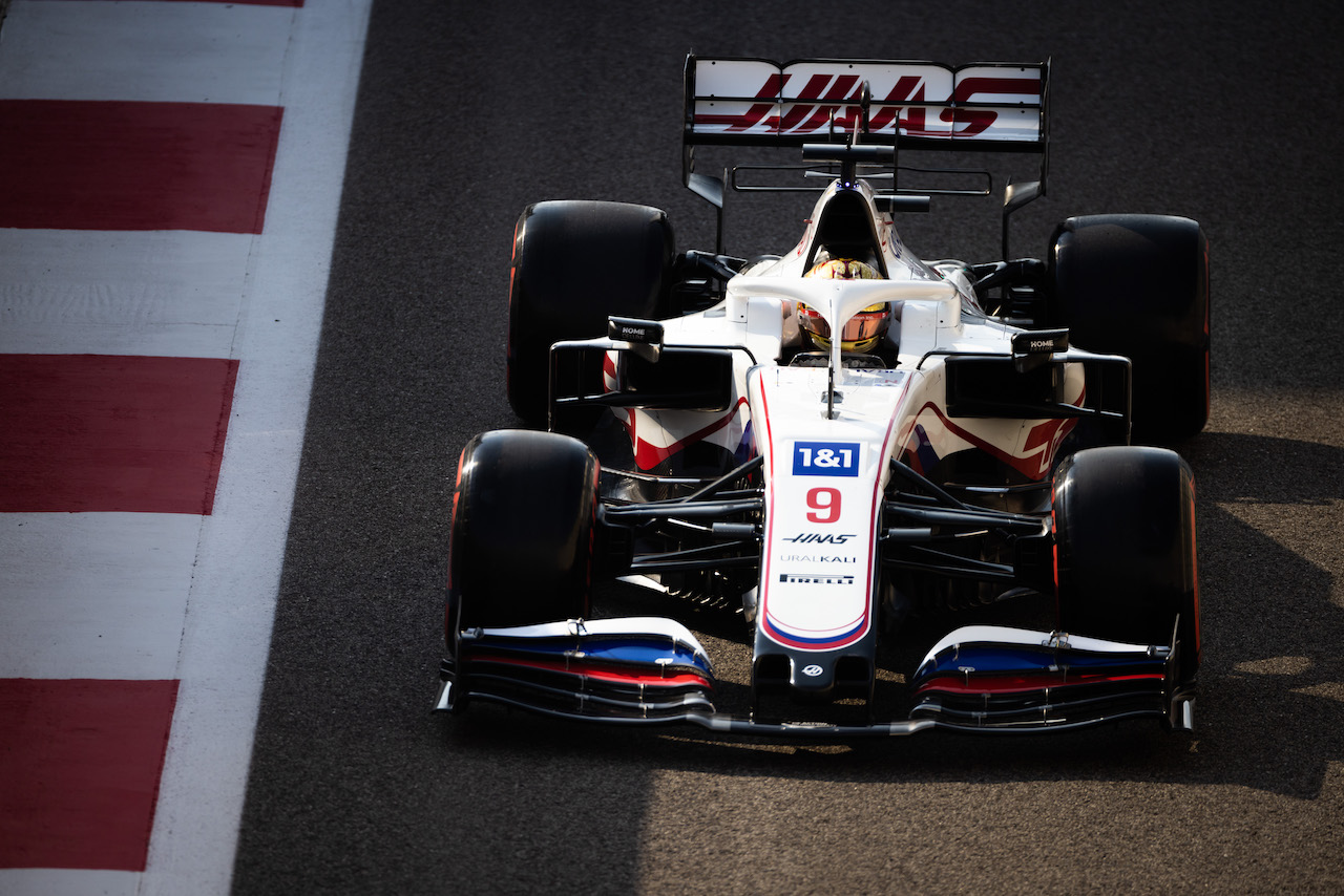 GP ABU DHABI, Nikita Mazepin (RUS) Haas F1 Team VF-21.
11.12.2021. Formula 1 World Championship, Rd 22, Abu Dhabi Grand Prix, Yas Marina Circuit, Abu Dhabi, Qualifiche Day.
- www.xpbimages.com, EMail: requests@xpbimages.com © Copyright: Bearne / XPB Images