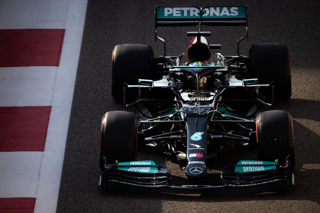 GP ABU DHABI, Lewis Hamilton (GBR) Mercedes AMG F1 W12.
11.12.2021. Formula 1 World Championship, Rd 22, Abu Dhabi Grand Prix, Yas Marina Circuit, Abu Dhabi, Qualifiche Day.
- www.xpbimages.com, EMail: requests@xpbimages.com © Copyright: Bearne / XPB Images