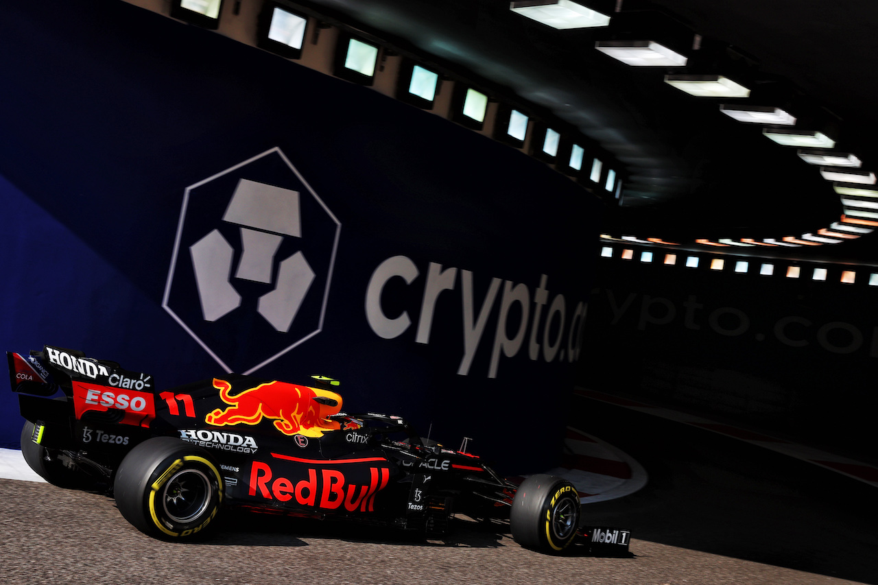 GP ABU DHABI, Sergio Perez (MEX) Red Bull Racing RB16B.
11.12.2021. Formula 1 World Championship, Rd 22, Abu Dhabi Grand Prix, Yas Marina Circuit, Abu Dhabi, Qualifiche Day.
- www.xpbimages.com, EMail: requests@xpbimages.com © Copyright: Batchelor / XPB Images